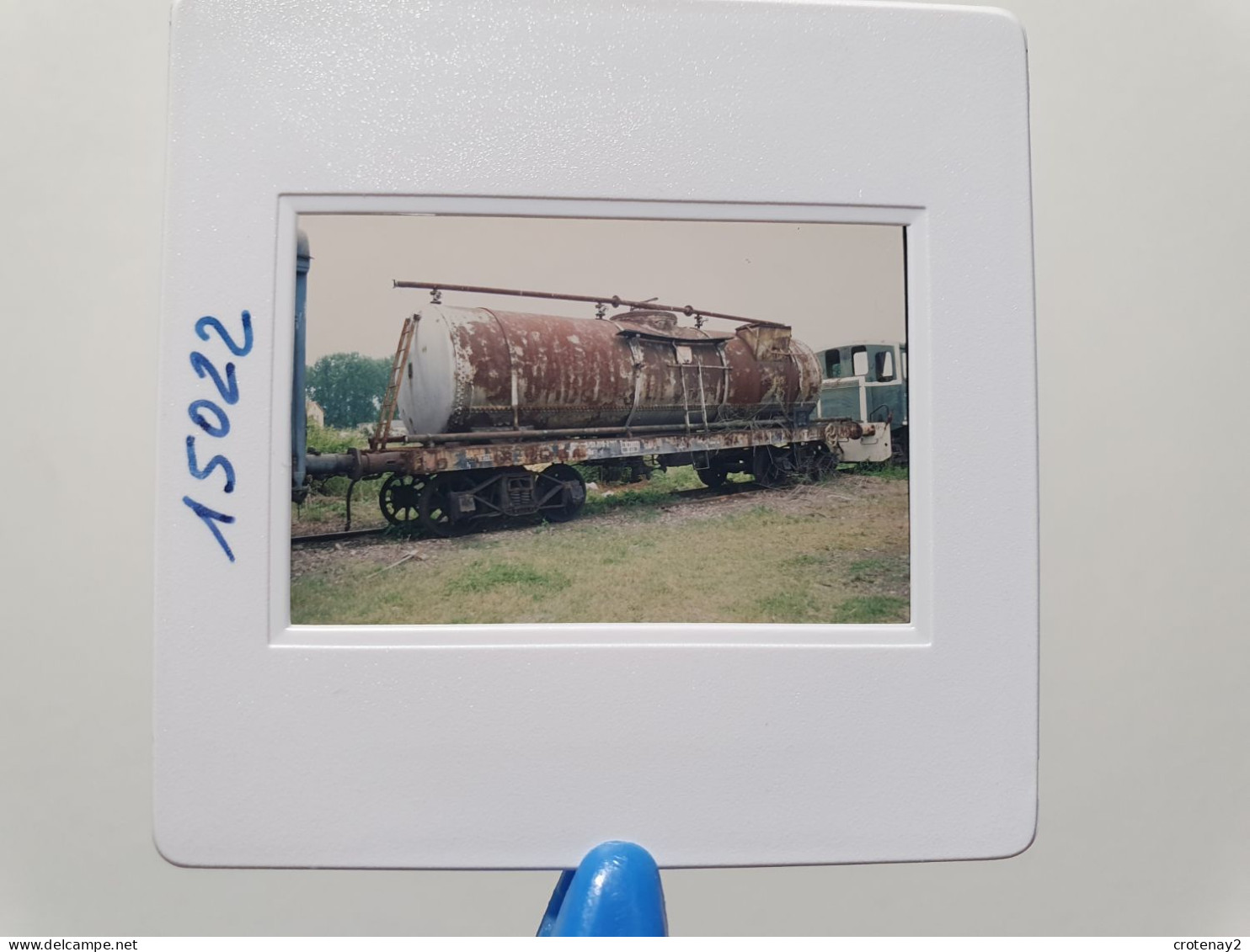 Photo Diapo Diapositive Slide Originale TRAINS Wagon Citerne SNCF Et Locotracteur à NEVERS Le 26/05/1998 VOIR ZOOM - Dias
