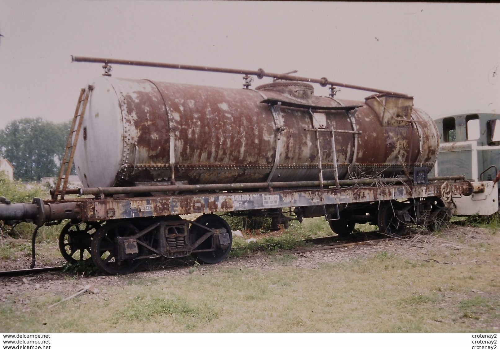 Photo Diapo Diapositive Slide Originale TRAINS Wagon Citerne SNCF Et Locotracteur à NEVERS Le 26/05/1998 VOIR ZOOM - Diapositives (slides)