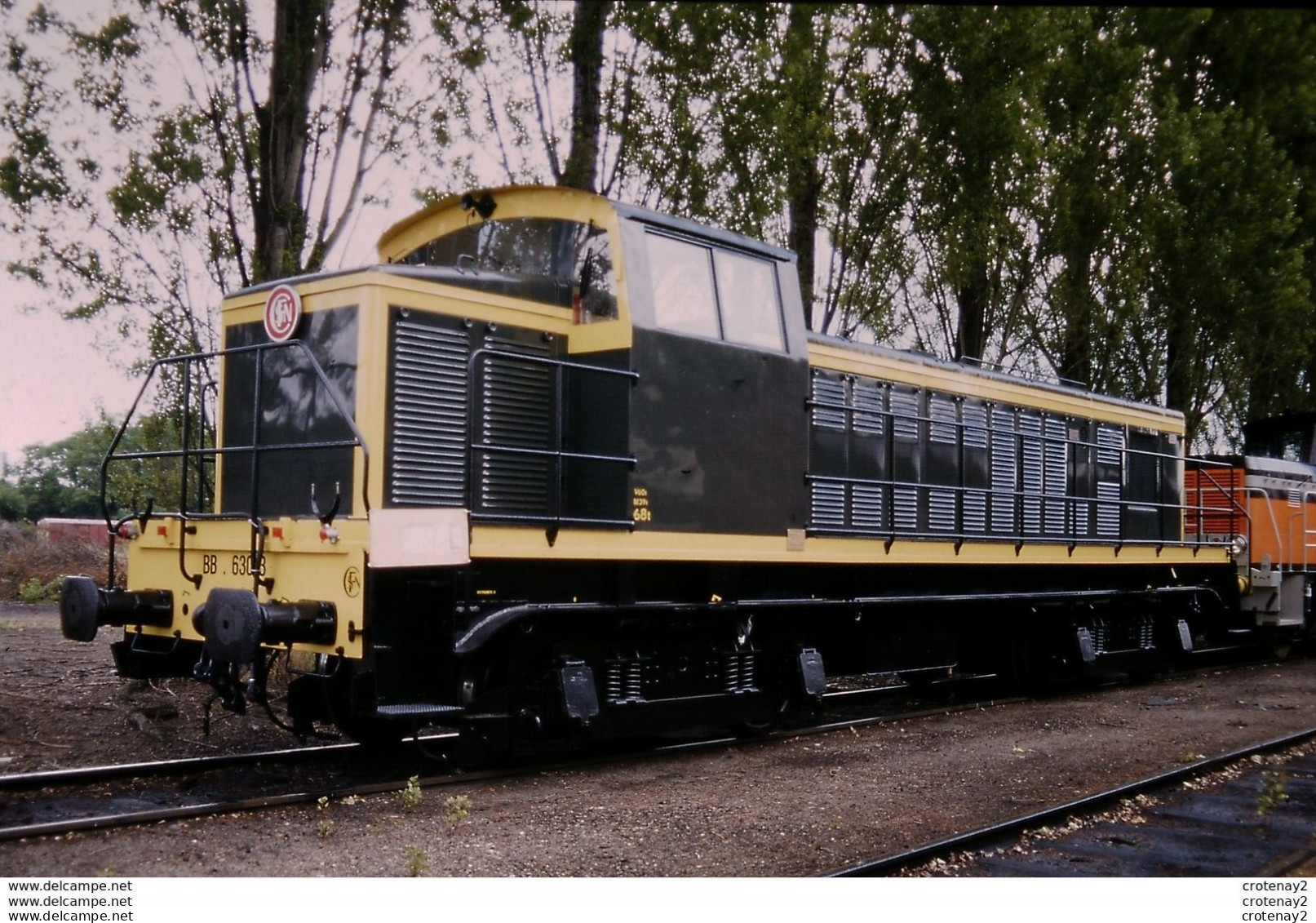 Photo Diapo Diapositive Slide Originale TRAINS Wagon Loco Diesel SNCF BB 63013 à NEVERS Le 26/05/1998 VOIR ZOOM - Diapositives