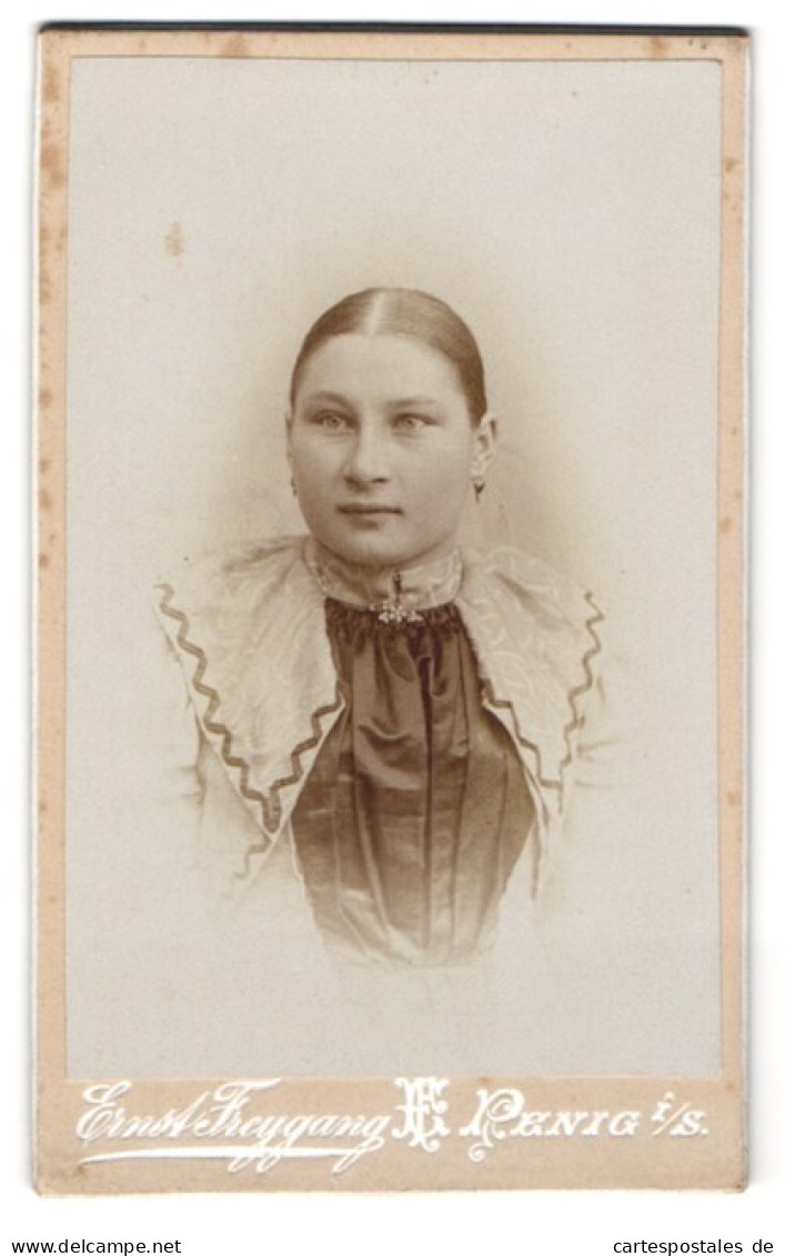 Fotografie Ernst Freygang, Penig I. S., Junge Frau Mit Zurückgebundenem Haar  - Personnes Anonymes