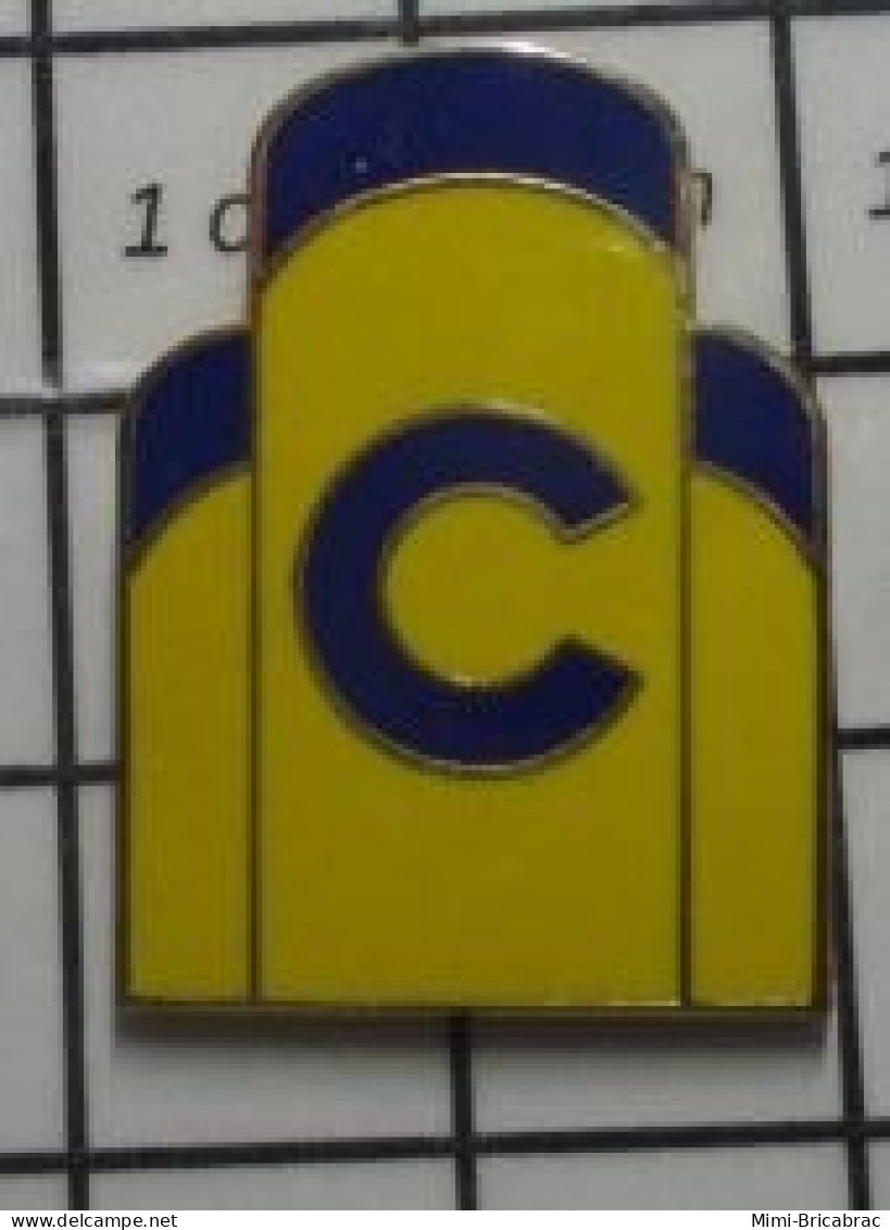 711E Pin's Pins / Beau Et Rare / AUTRES / LETTRE MAJUSCULE C BLEU MARINE SUR TRUC JAUNE - Andere & Zonder Classificatie