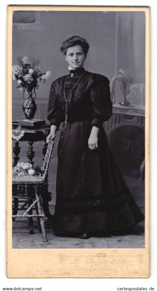 Fotografie R. Schönfelder, Reichenbach I. V., Junge Dame Im Eleganten Kleid  - Personnes Anonymes