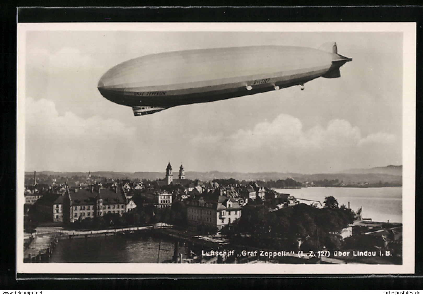 AK Lindau /Bodensee, Luftschiff LZ127 Graf Zeppelin über Der Stadt  - Dirigeables