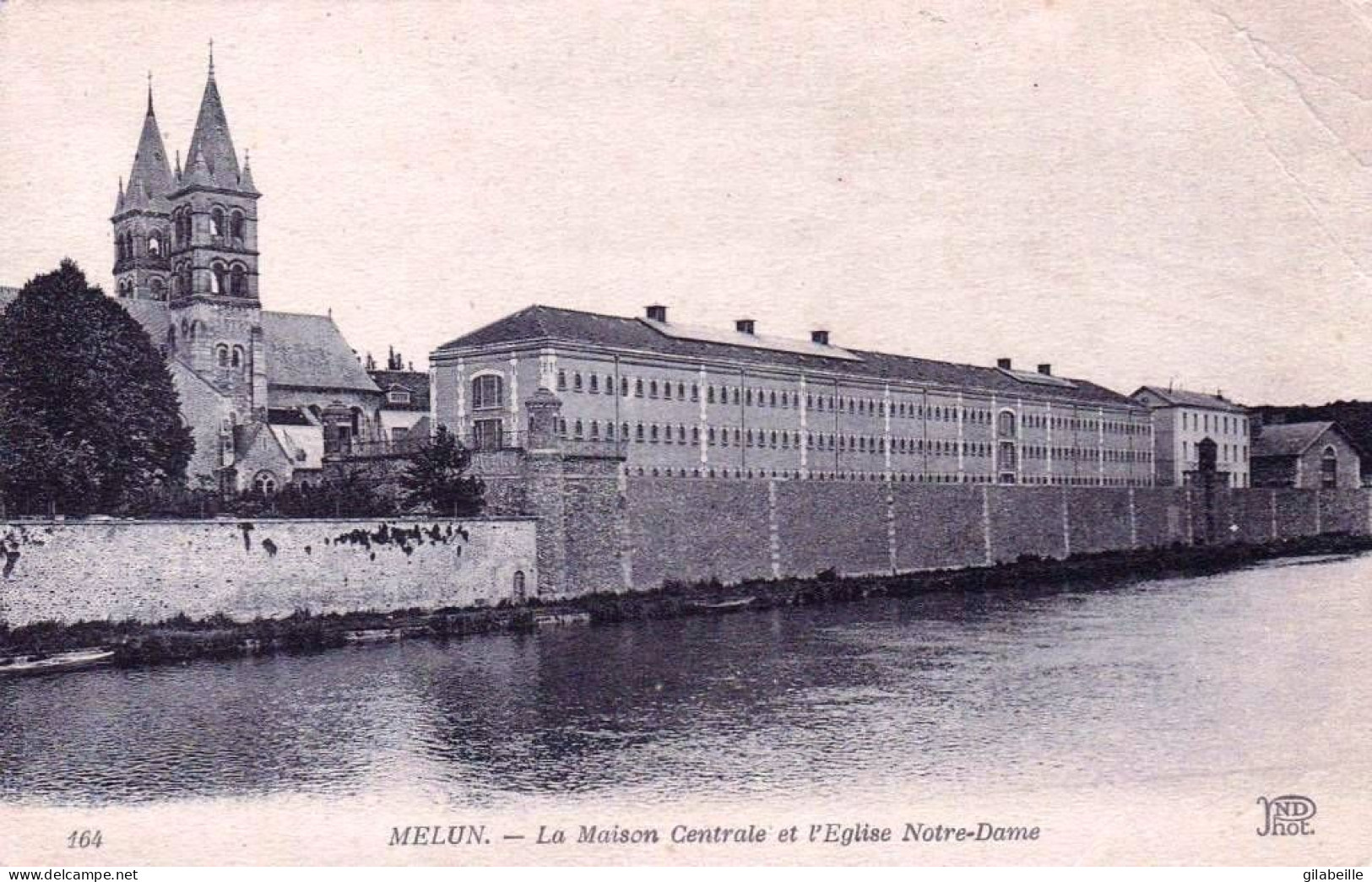 77 - Seine Et Marne -  MELUN -  La Maison Centrale Et L Eglise Notre Dame - Melun