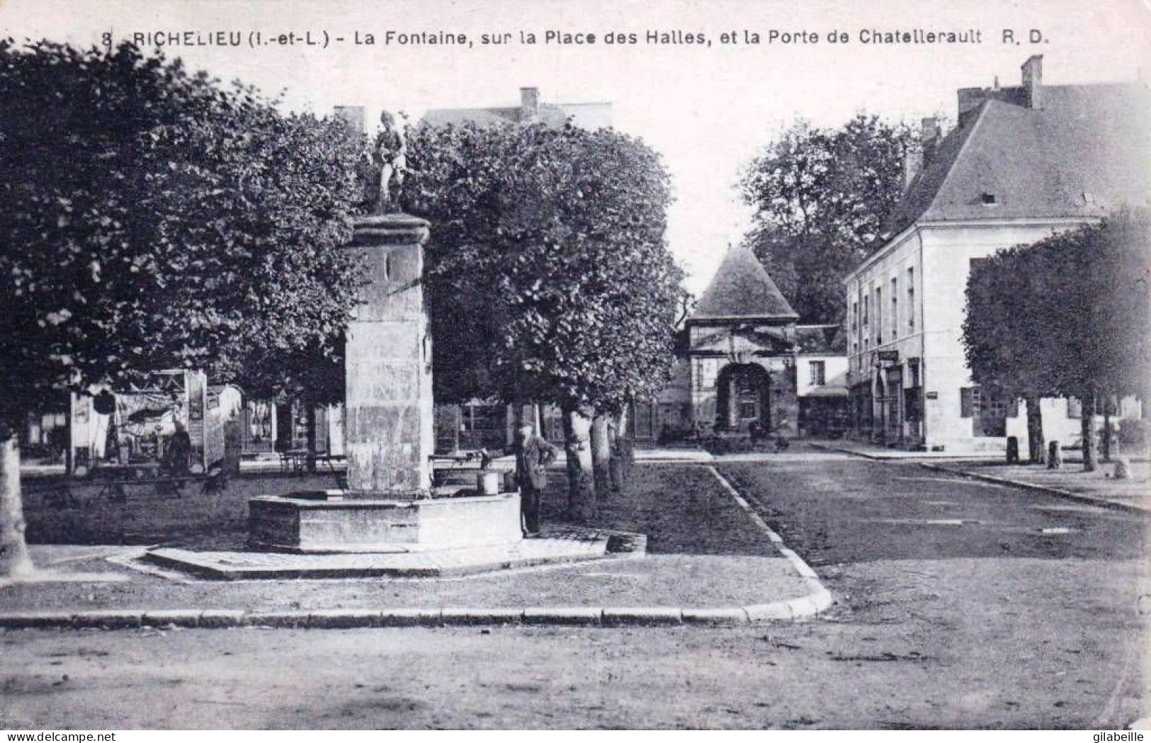 37 - Indre Et Loire -  RICHELIEU - La Fontaine Sur La Place Des Halles Et La Porte De Chatellerault - Autres & Non Classés