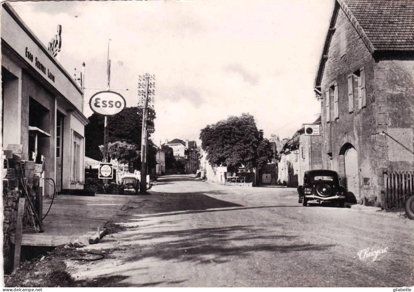 46 - Lot - LACAPELLE MARIVAL - Entrée De Lacapelle ( Station Essence Esso )traction Citroen - Lacapelle Marival