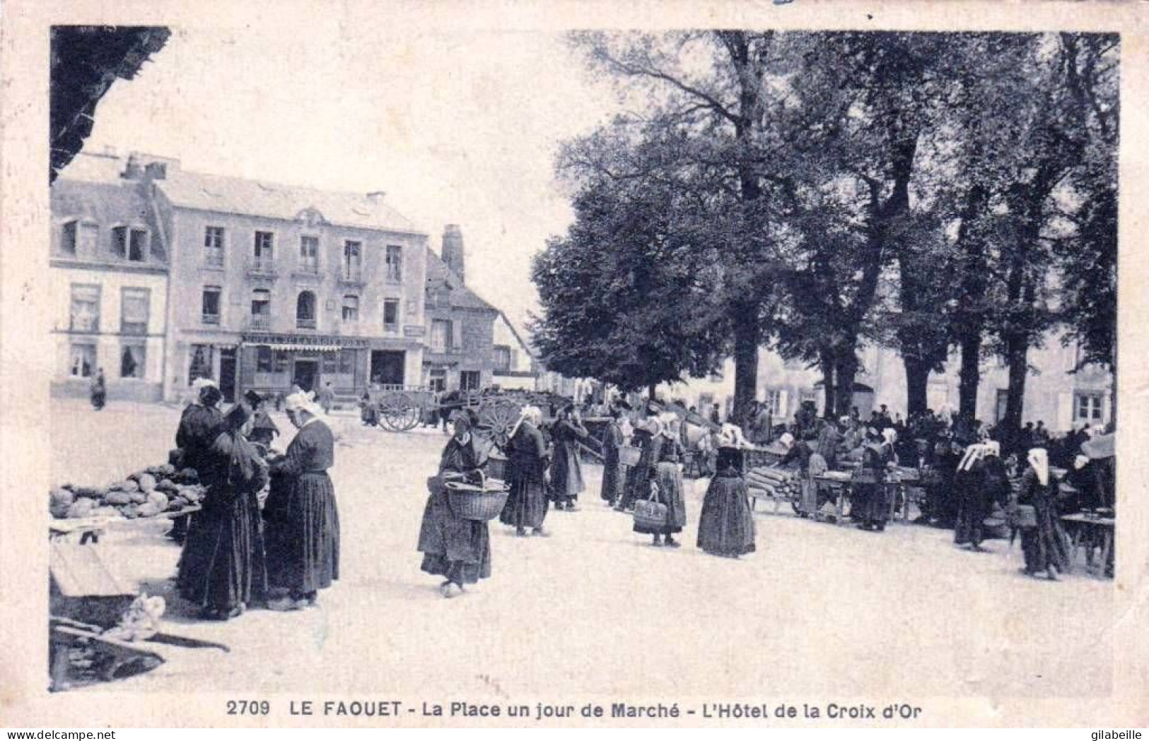 56 - Morbihan -  LE FAOUET - La Place Un Jour De Marché - L Hotel De La Croix D Or - Faouët