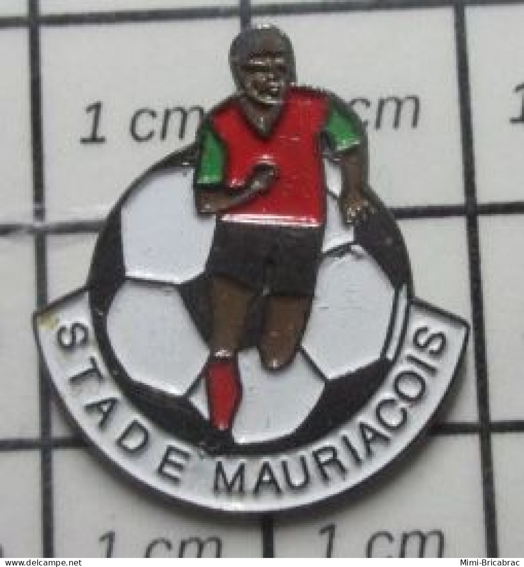 711E Pin's Pins / Beau Et Rare / SPORTS / CLUB FOOTBALL STADE MAURIACOIS - Calcio