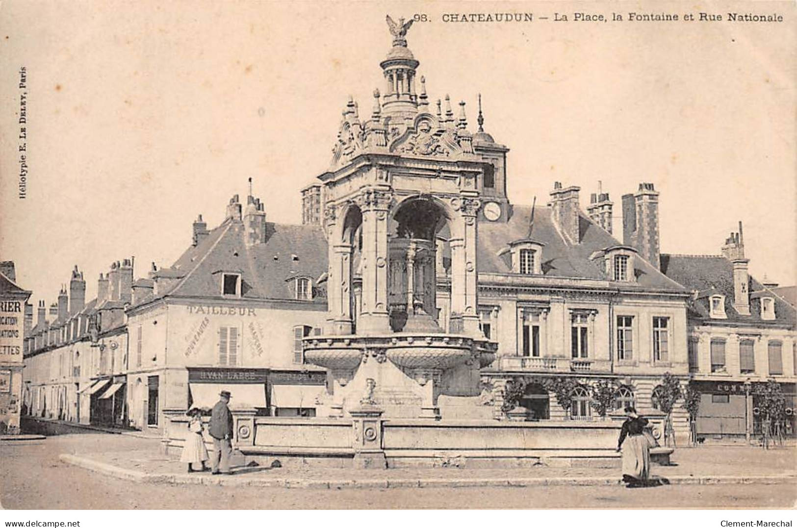 CHATEAUDUN - La Place, La Fontaine Et Rue Nationale - Très Bon état - Chateaudun