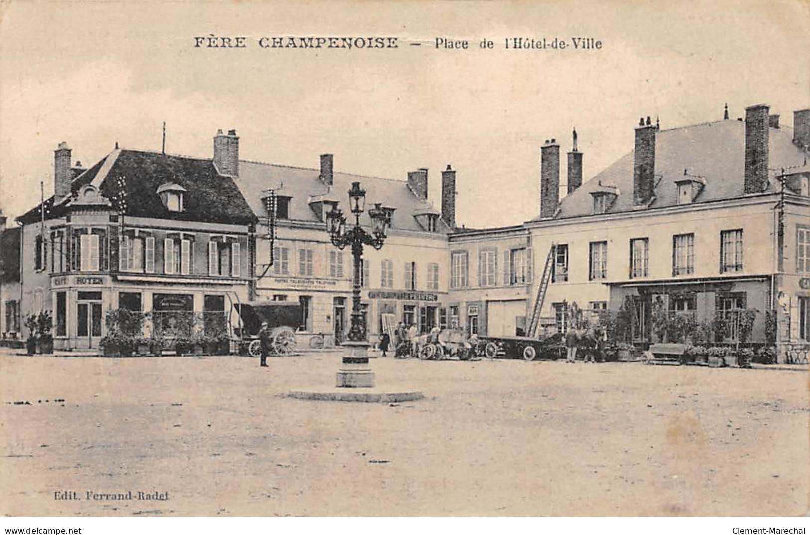 FERE CHAMPENOISE - Place De L'Hôtel De Ville - Très Bon état - Fère-Champenoise