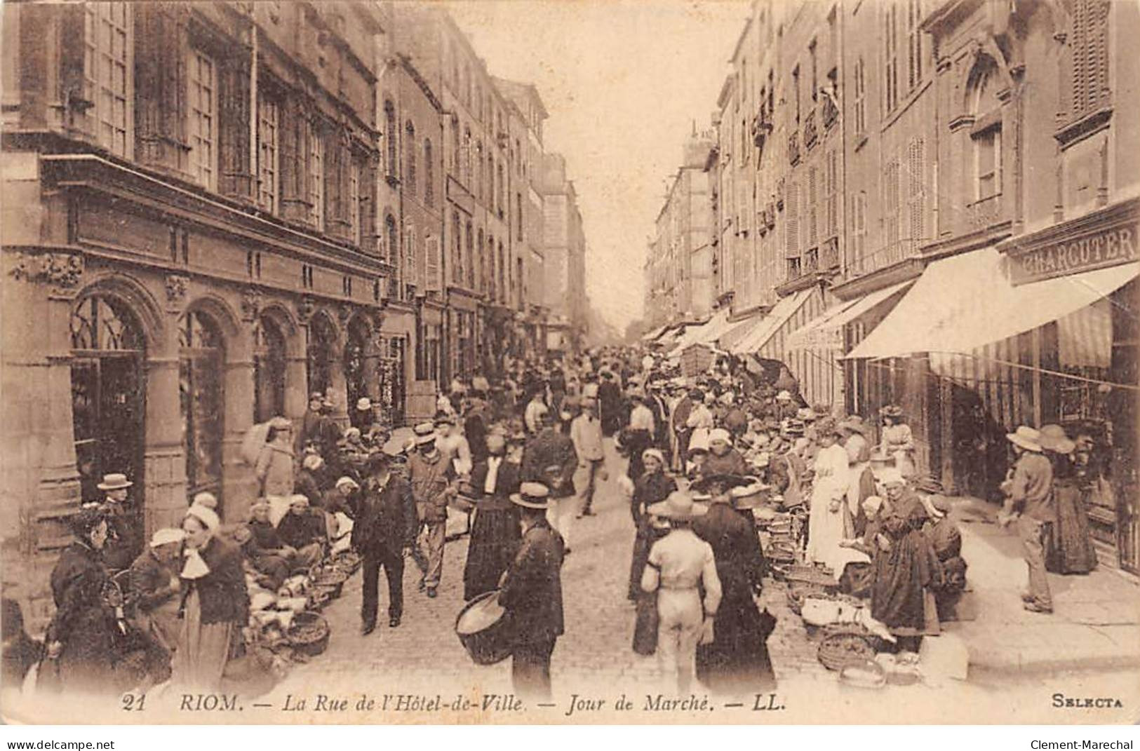 RIOM - La Rue De L'Hôtel De Ville - Jour De Marché - état - Riom