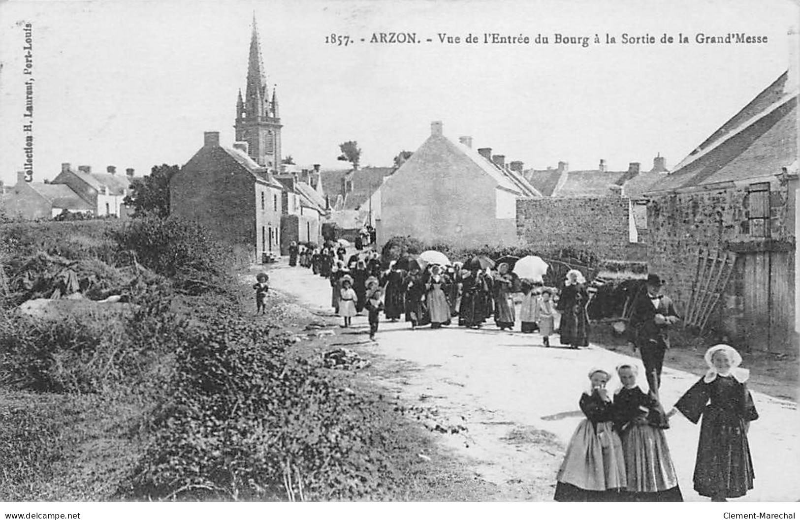 ARZON - Vue De L'Entrée Du Bourg à La Sortie De La Grand Messe - Très Bon état - Arzon