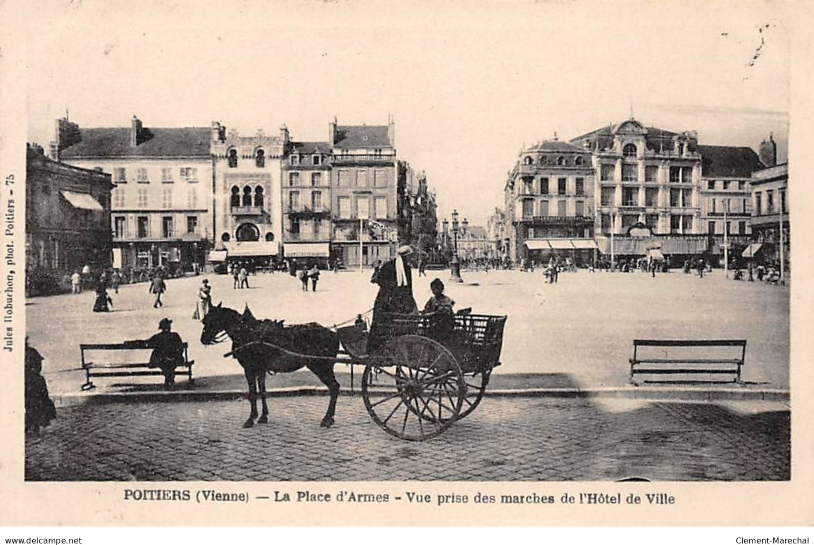 POITIERS - La Place D'Armes - Vue Prise Des Marches De L'Hôtel De Ville - Très Bon état - Poitiers