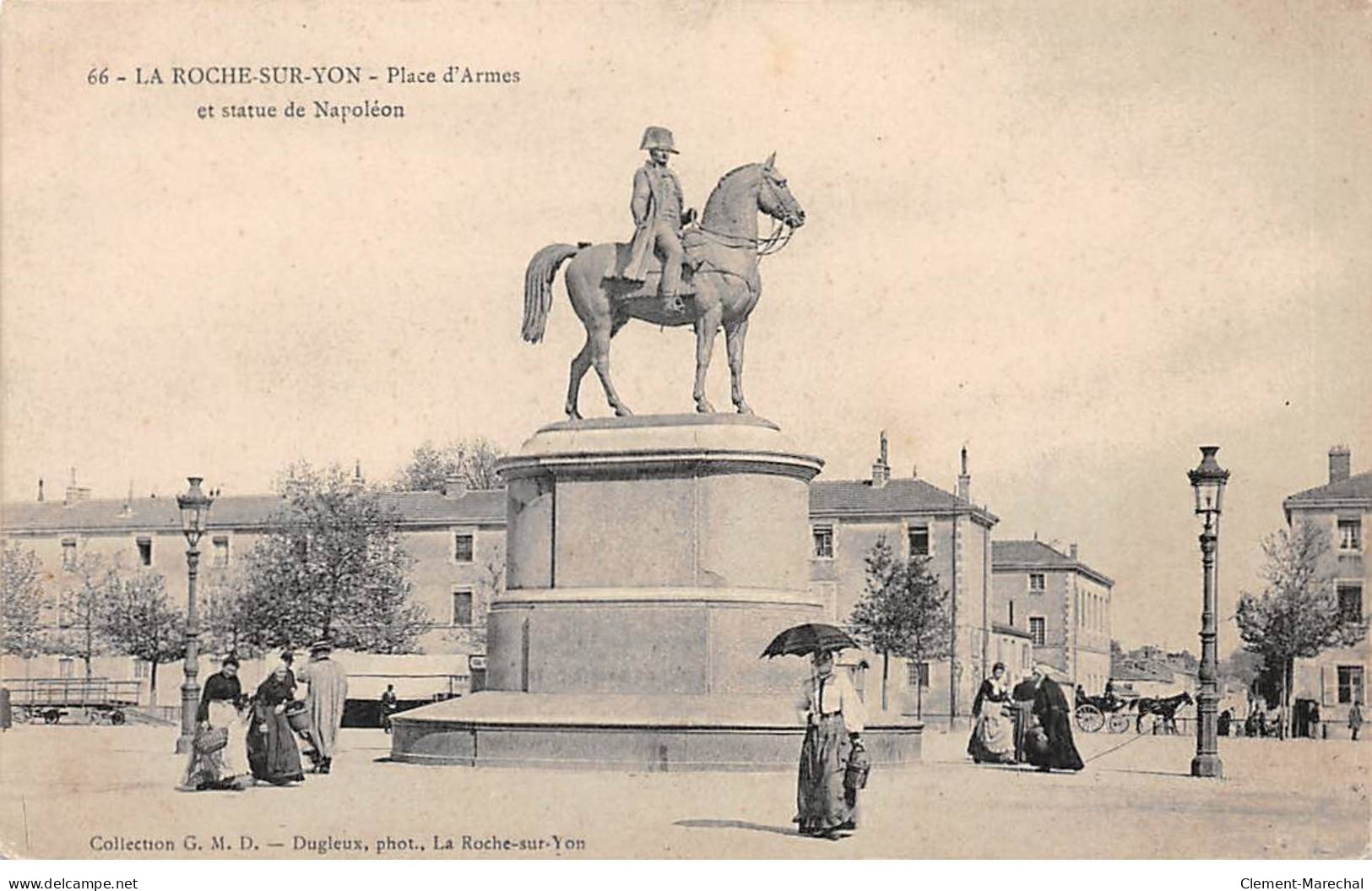 LA ROCHE SUR YON - Place D'Armes Et Statue De Napoléon - Très Bon état - La Roche Sur Yon