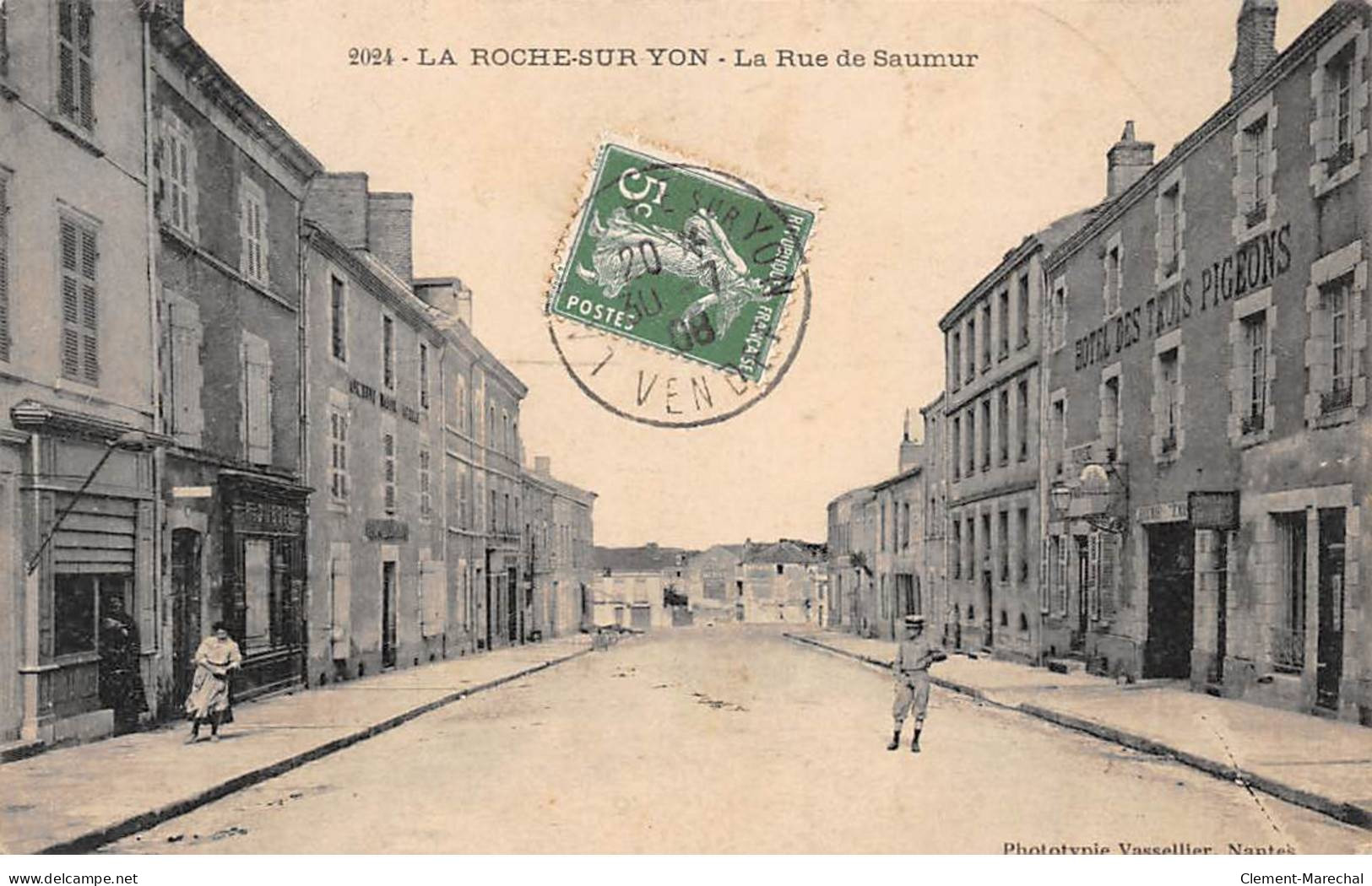 LA ROCHE SUR YON - La Rue De Saumur - Très Bon état - La Roche Sur Yon