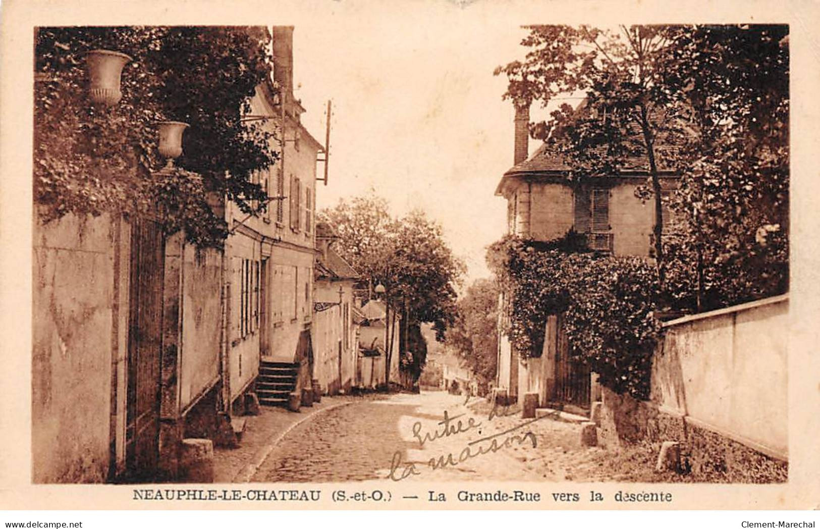 NEAUPHLE LE CHATEAU - La Grande Rue Vers La Descente - Très Bon état - Neauphle Le Chateau