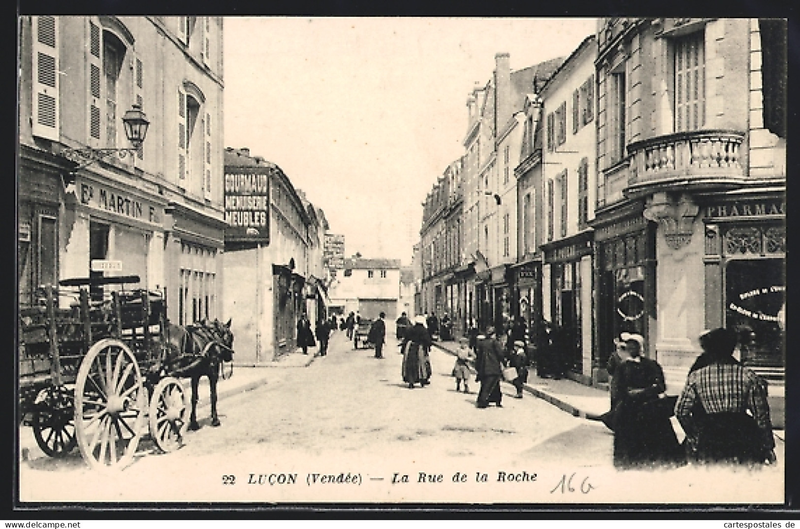 CPA Lucon, La Rue De La Roche, Vue De La Rue  - Lucon