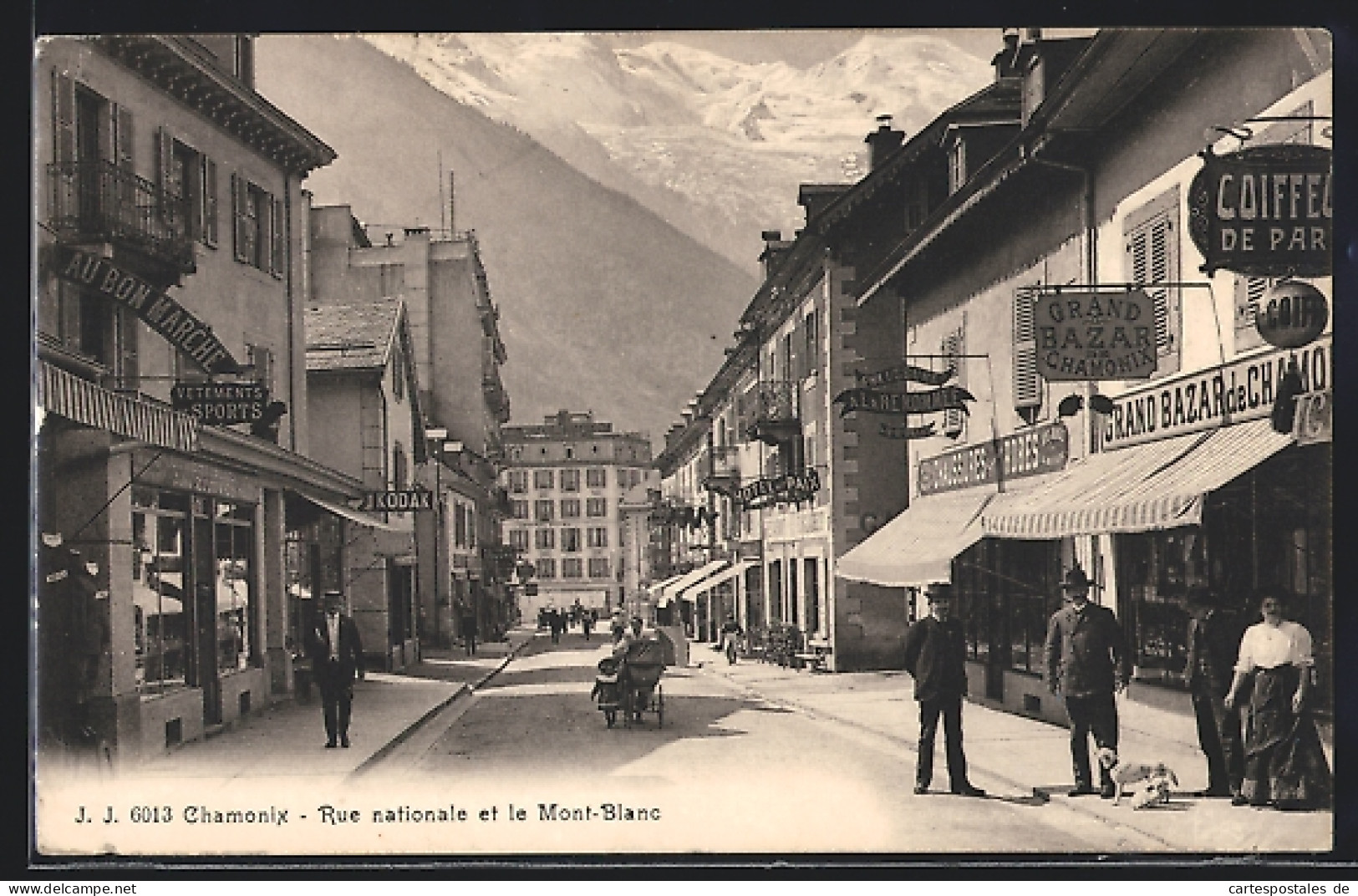 CPA Chamonix, Rue Nationale Et Le Mont-Blanc  - Chamonix-Mont-Blanc