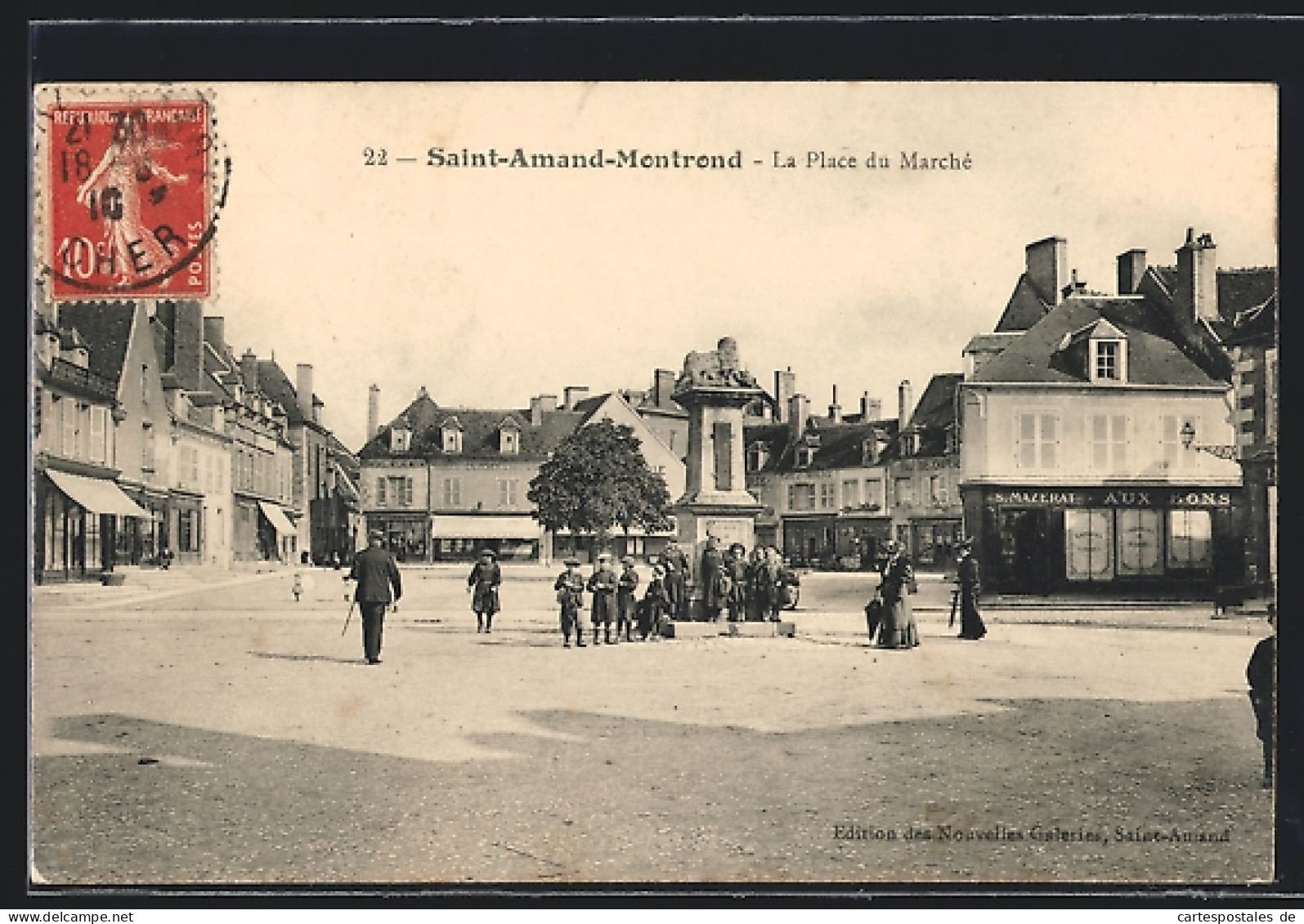 CPA Saint-Amand-Montrond, La Place Du Marché  - Saint-Amand-Montrond