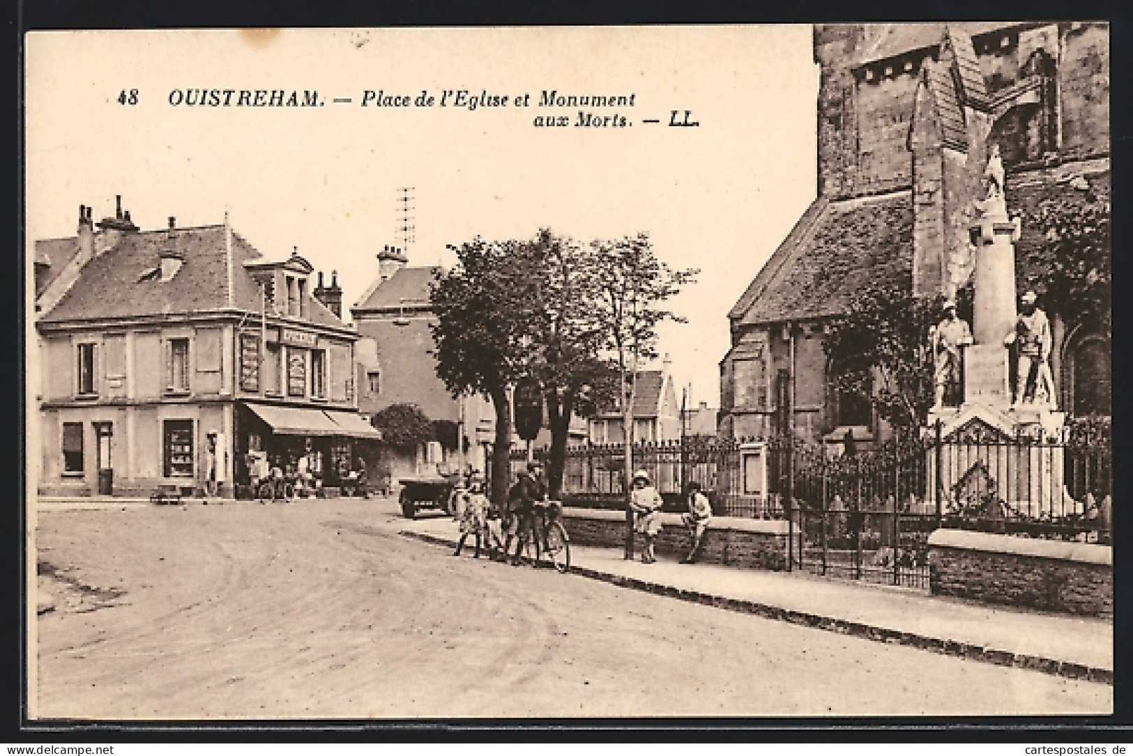 CPA Ouistreham, Place De L`Eglise Et Monument Aux Morts  - Ouistreham