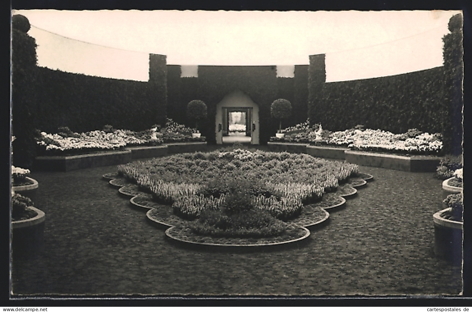 AK Dresden, Jahresschau Deutscher Arbeit, Blick Auf Symmetrische Grünanlage Mit Blumenbeeten  - Expositions