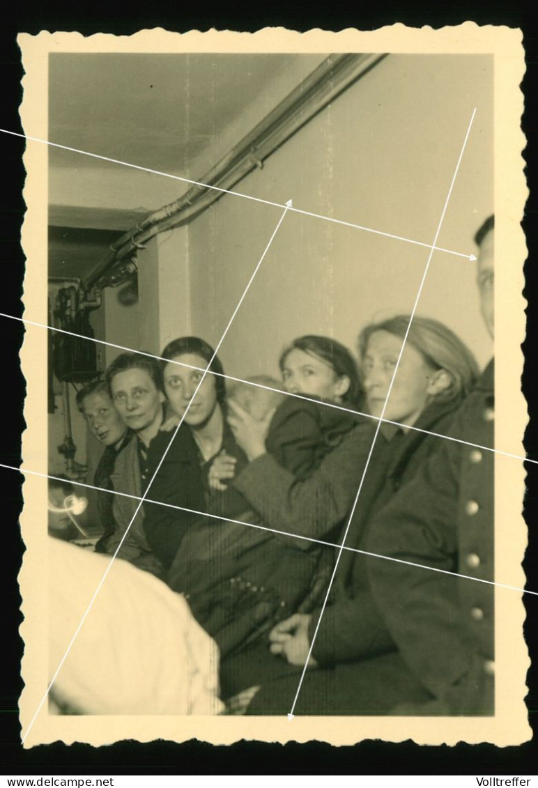 Orig. Foto 1940 Mädchen Im Luftschutzkeller, Fliegeralarm In Nordhorn, Young Girls In Basement, Aircraft Bomb Alert WW2 - Personnes Anonymes