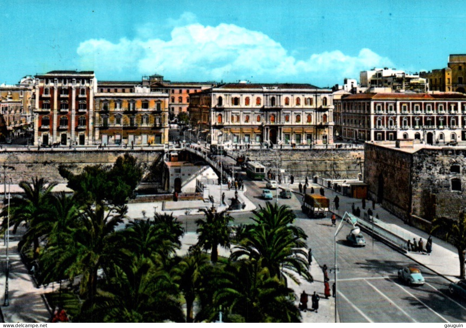 CPSM - TARANTO - Piazza Castello - Edition Ditta Ettore De Pace - Taranto