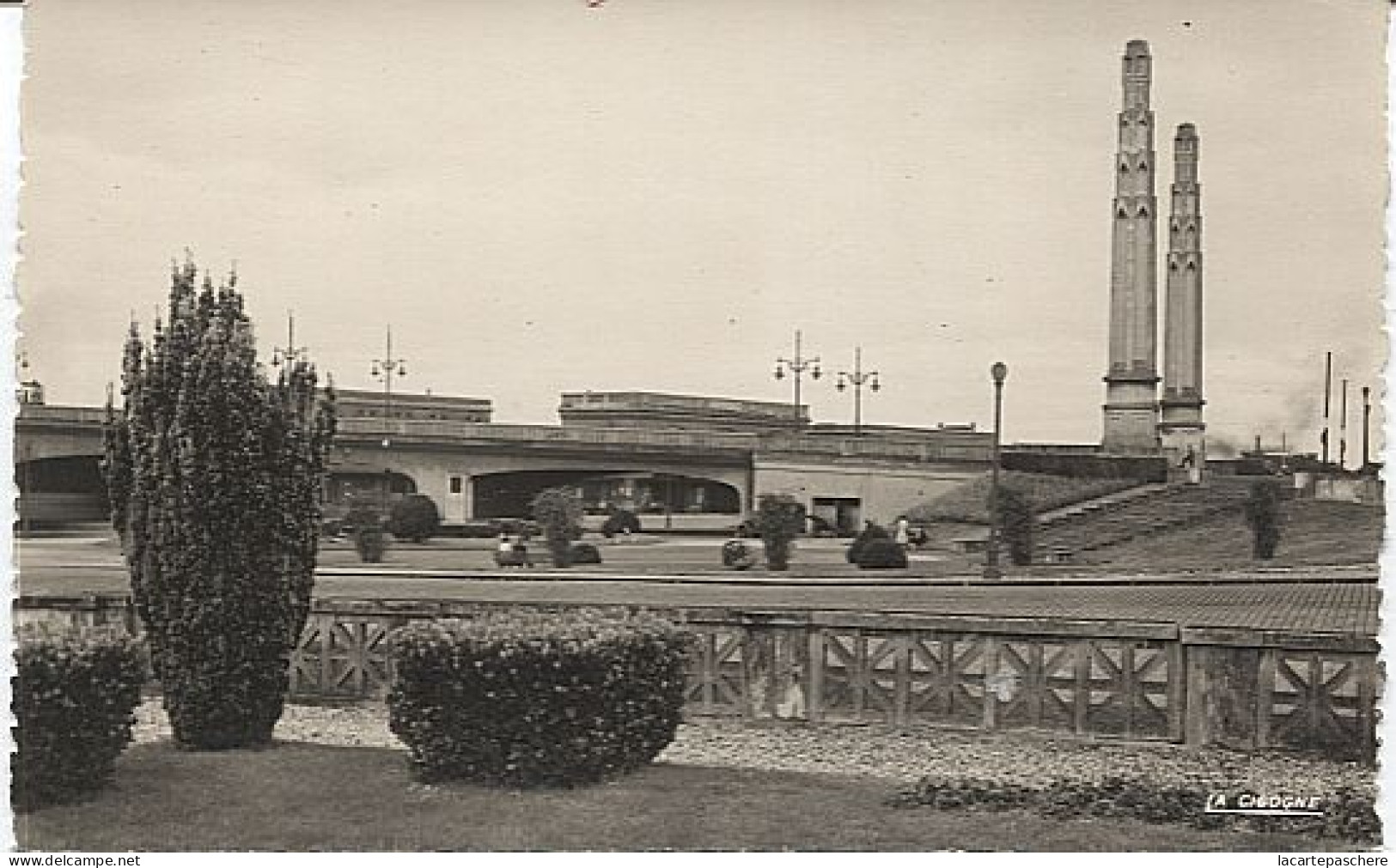 X114090 AISNE SAINT QUENTIN LE PORT SUPERIEUR ET PLACE DU MONUMENT AUX MORTS - Saint Quentin