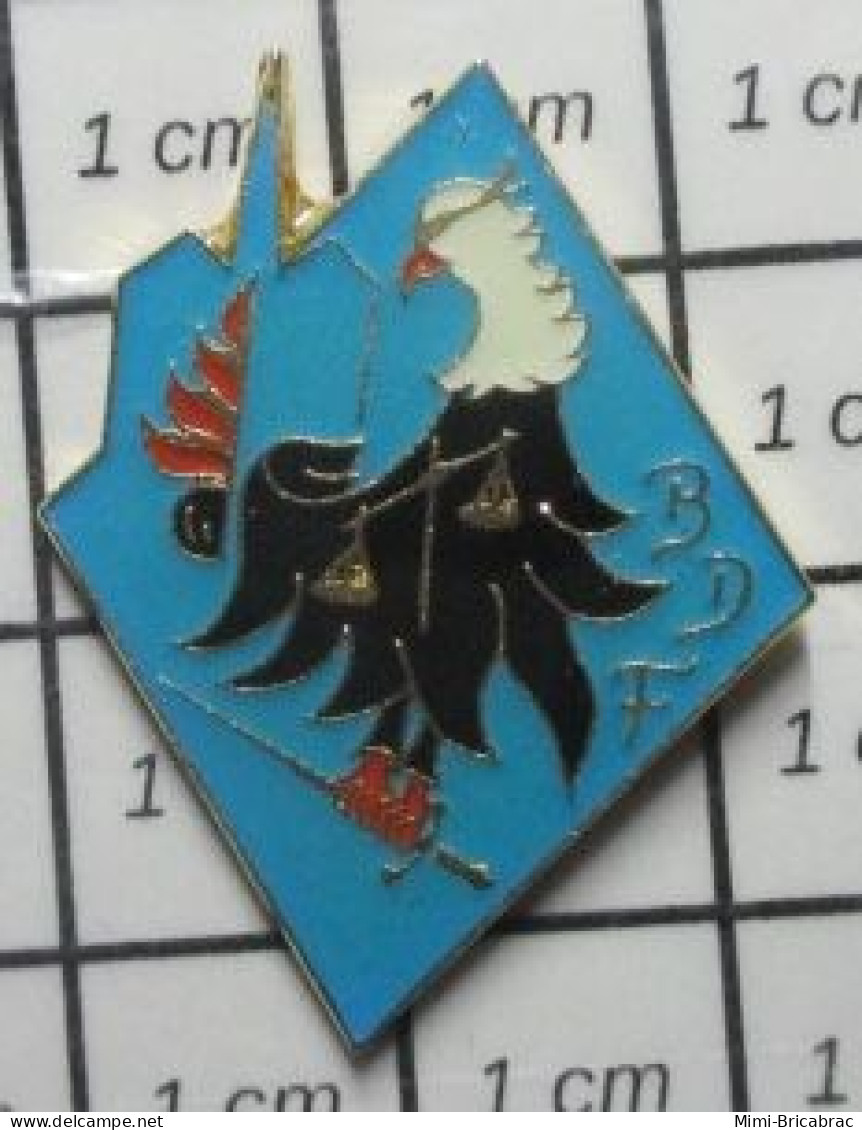 711E Pin's Pins / Beau Et Rare / ANIMAUX / AIGLE NOIR A TETE BLANCHE TENANT UNE EPEE BDF - Animali