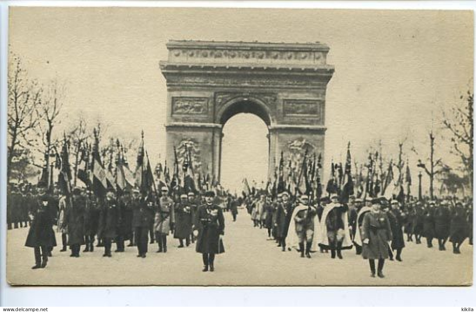 CPSM  8,2/8,6 X 13.8  L'armée Française Avant 1939  (1)   11 Novembre Les Drapeaux Des Régiments Dissous - Personnages