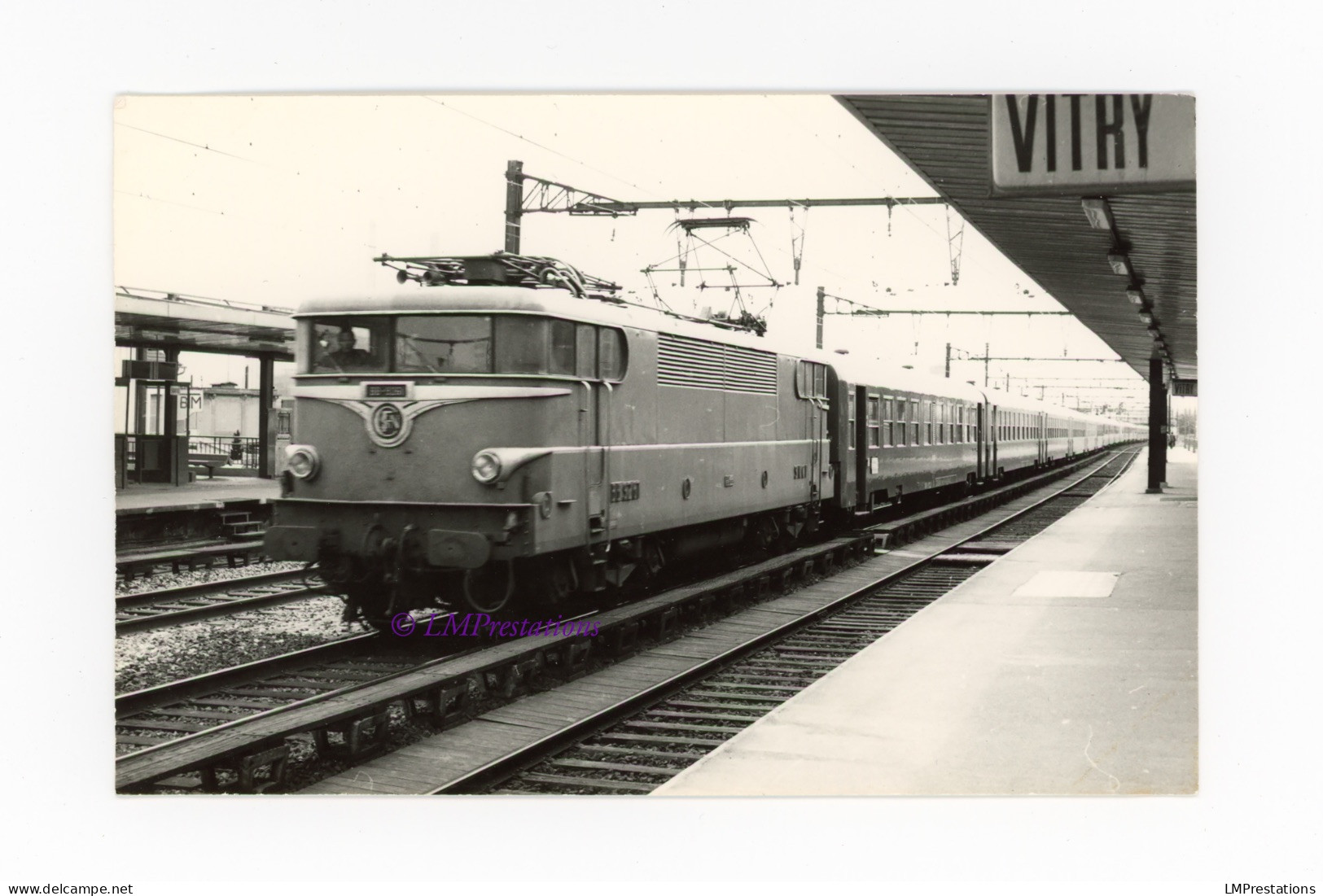 Photo Locomotive SNCF BB 9200 Train USI Gare Vitry 1975 Paris Seine 75 Sud Ouest France Loco Motrice électrique BB9200 - Trains