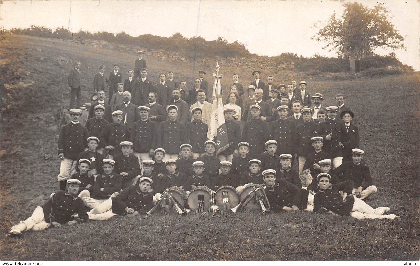 P-24-Mi-Is-2342 : CARTE-PHOTO GROUPE DE MUSICIEN. FANFARE - A Identifier