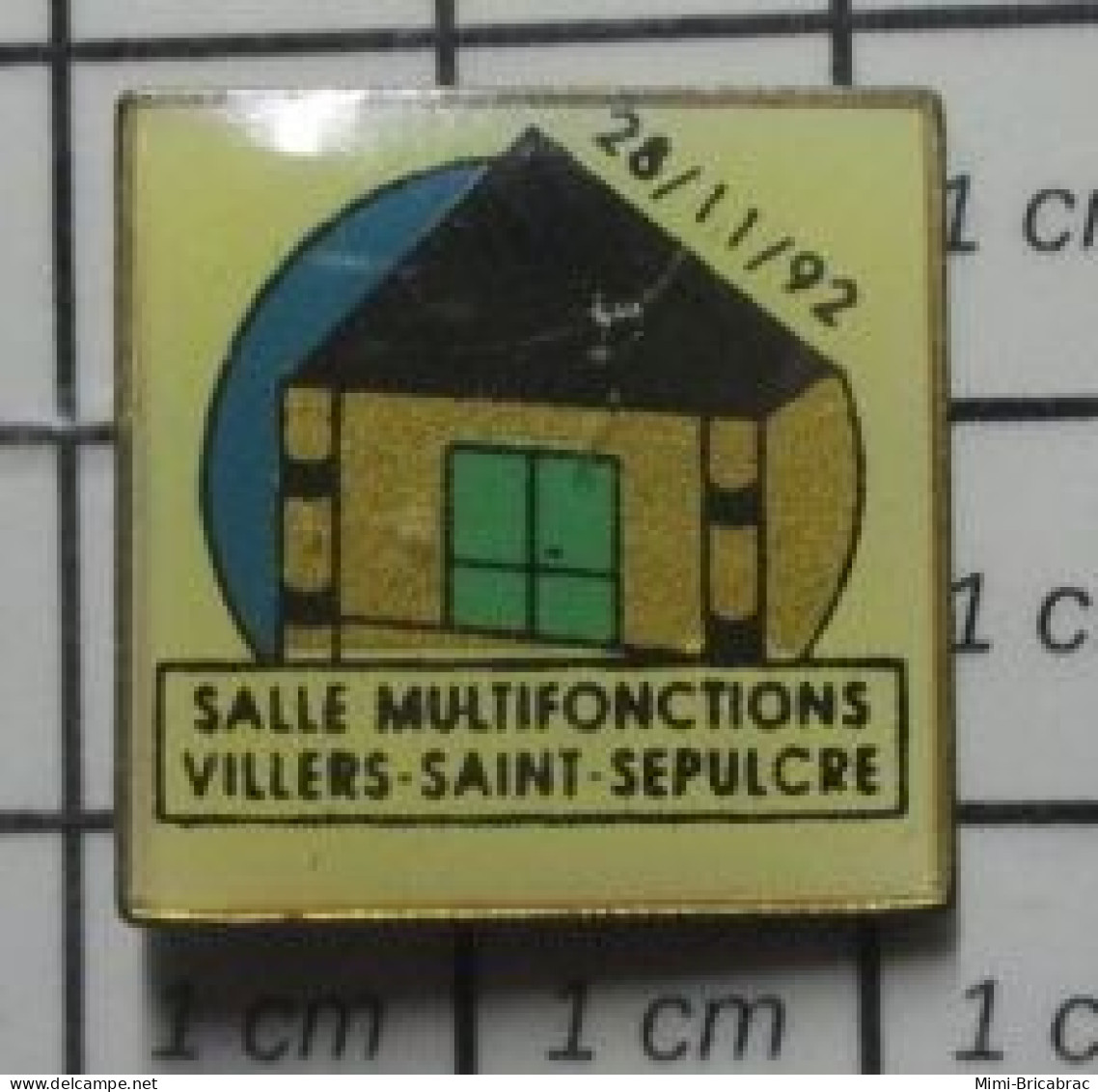 711E Pin's Pins / Beau Et Rare / VILLES / SALLE MULTIFONCTION VILLERS SAINT SEPULCRE OISE - Städte