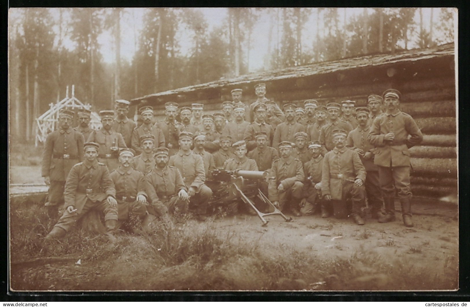 Foto-AK Soldaten Mit MG Vor Blockhütte  - War 1914-18