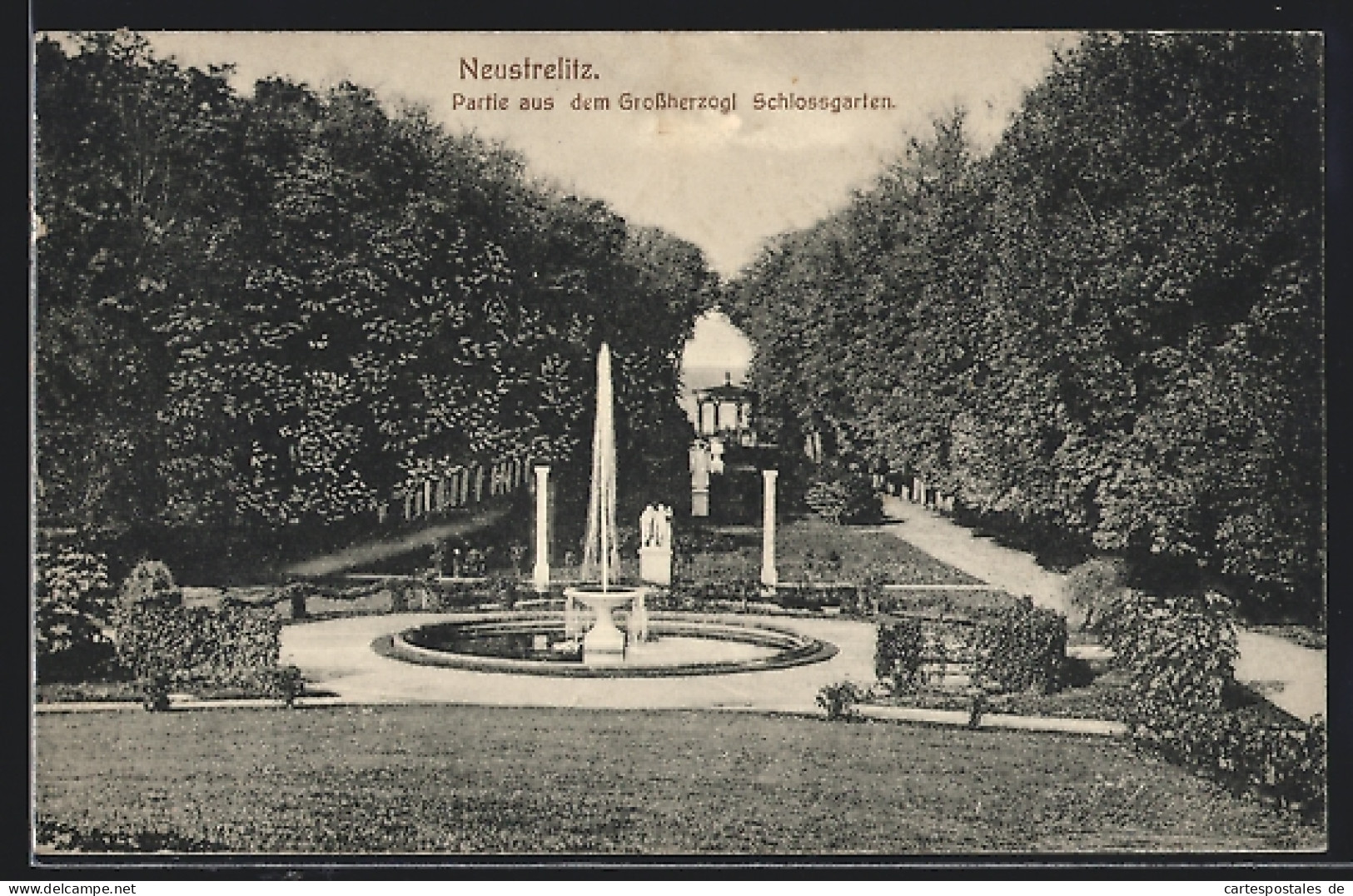 AK Neustrelitz, Partie Aus Dem Schlossgarten Mit Fontäne  - Neustrelitz