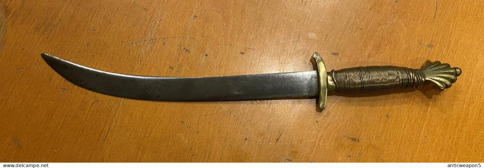 Un Poignard Non Identifié Avec Une Lame Incurvée. (H79) - Knives/Swords