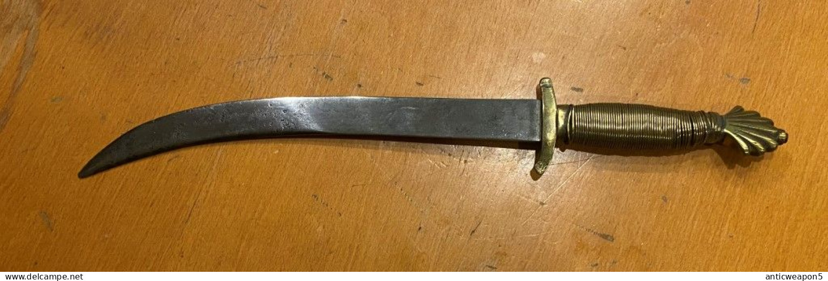 Un Poignard Non Identifié Avec Une Lame Incurvée. (H79) - Knives/Swords