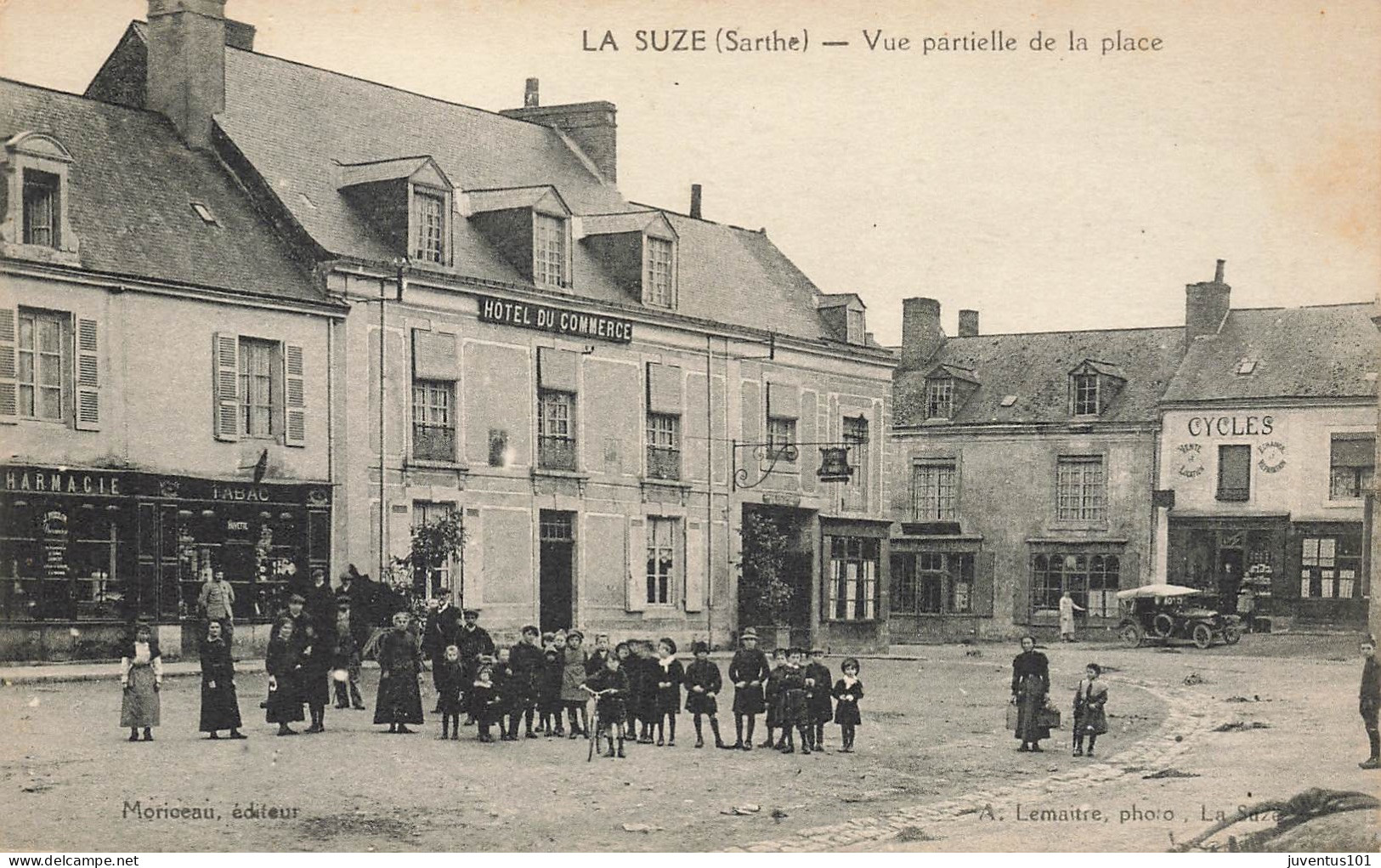 CPA La Suze-Vue Partielle De La Place      L2926 - La Suze Sur Sarthe
