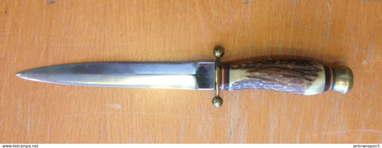 Dague (corne, Laiton) Avec Un Drapeau Autrichien (ou Letton). (H130) SOLINGEN ROSTFREI JUL.YERBERTZ - Knives/Swords