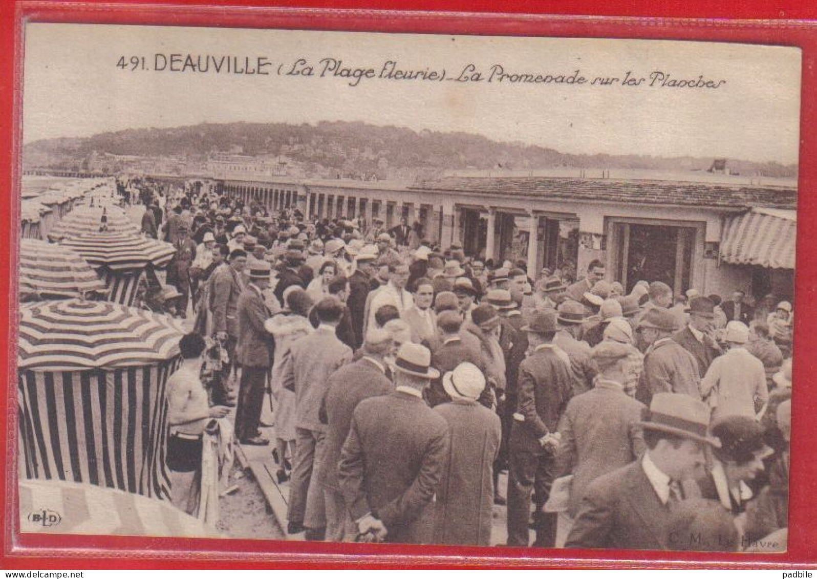 Carte Postale 14. Deauville  Promenade Sur Les Planches   Très Beau Plan - Deauville