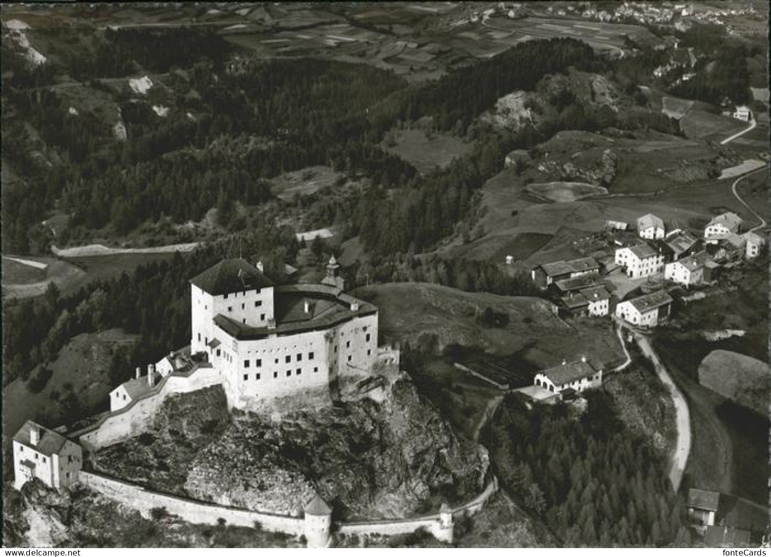 11059652 Tarasp Schloss Fliegeraufnahme  - Andere & Zonder Classificatie