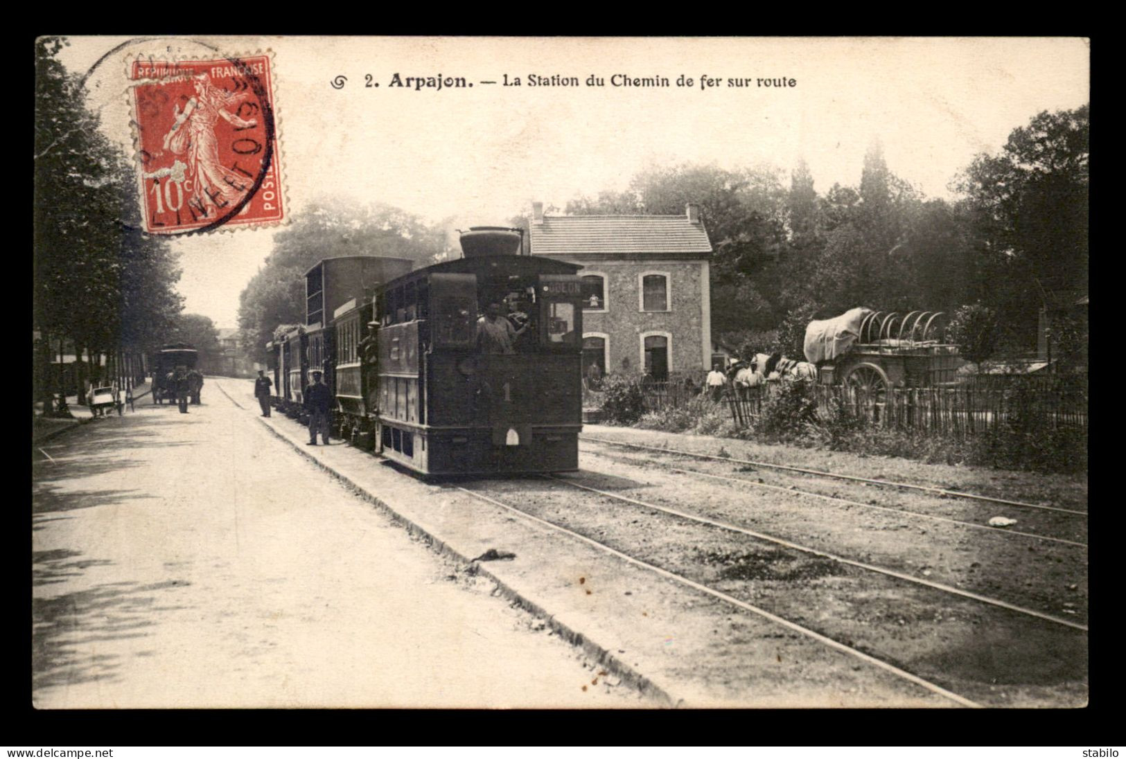 91 - ARPAJON - STATION DU CHEMIN DE FER SUR LA ROUTE - TRAIN - Arpajon