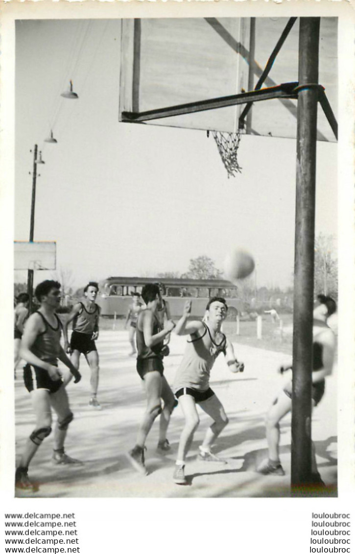 MATCH DE BASKETBALL BASKET LES ABRETS ISERE PHOTO ORIGINALE  12 X 8 CM CACHET PHOTOGRAPHE AU VERSO - Sports