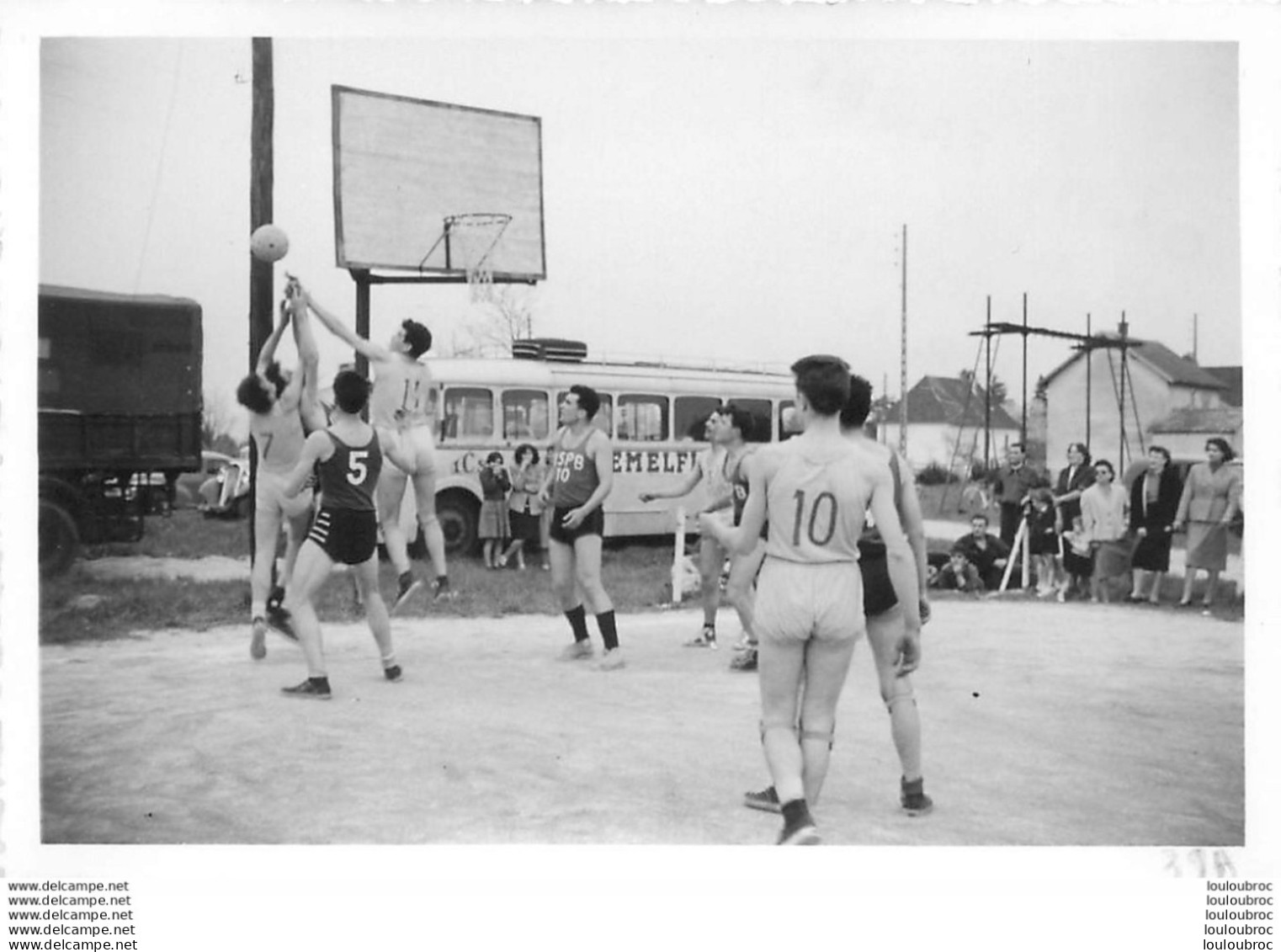 MATCH DE BASKETBALL BASKET LES ABRETS ISERE PHOTO ORIGINALE  12 X 8 CM CACHET PHOTOGRAPHE AU VERSO - Sports