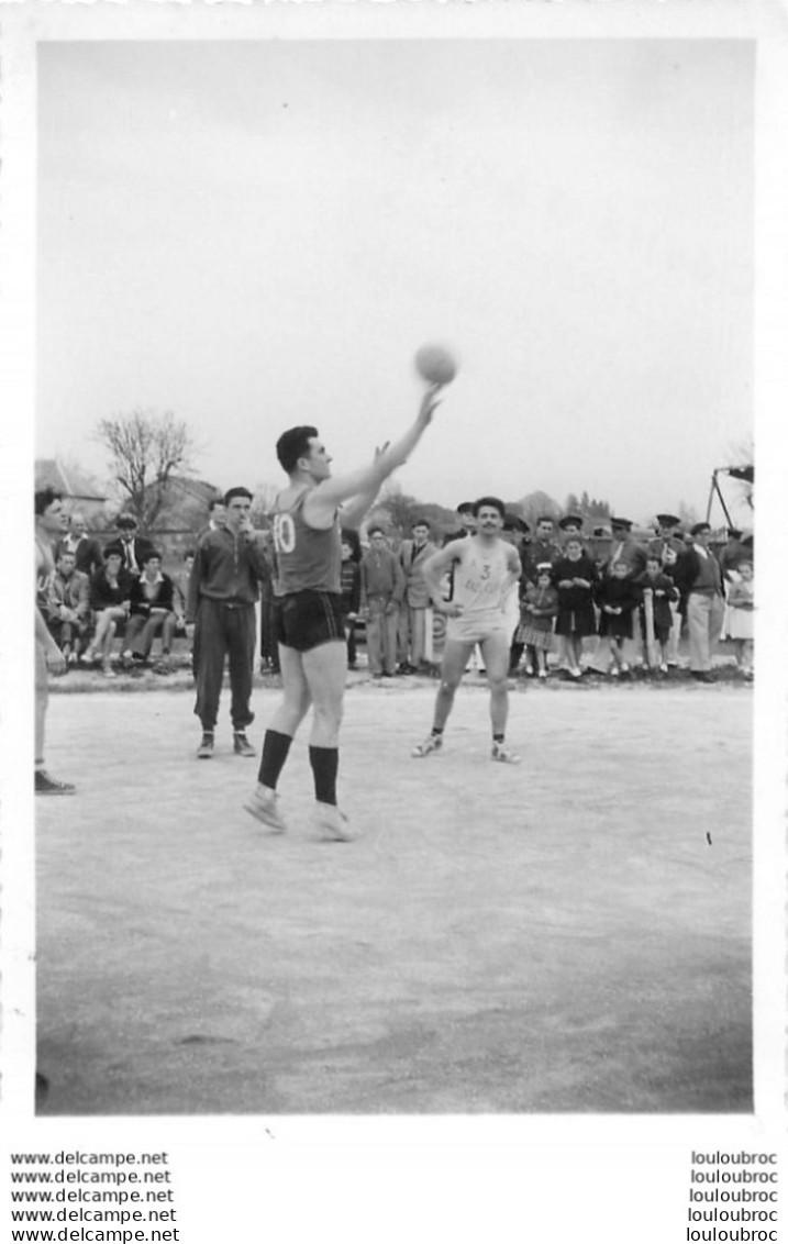 MATCH DE BASKETBALL BASKET LES ABRETS ISERE PHOTO ORIGINALE  12 X 8 CM CACHET PHOTOGRAPHE AU VERSO - Sporten