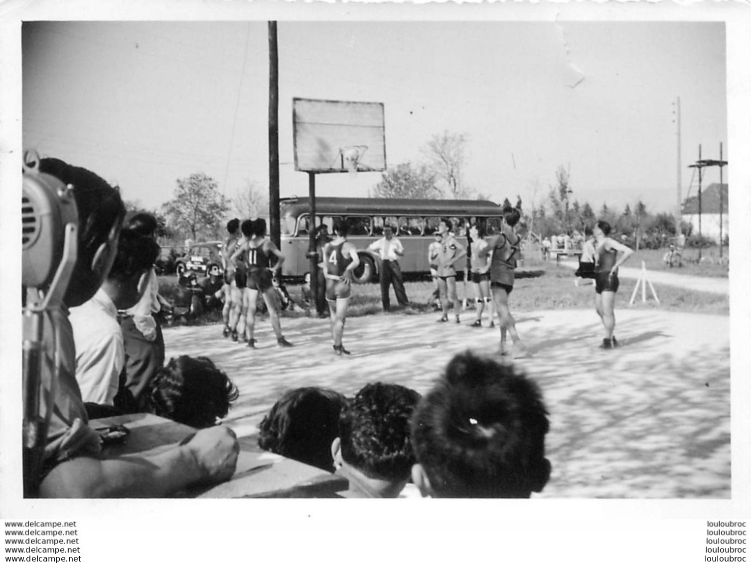 MATCH DE BASKETBALL BASKET LES ABRETS ISERE PHOTO ORIGINALE  12 X 8 CM CACHET PHOTOGRAPHE AU VERSO - Sports