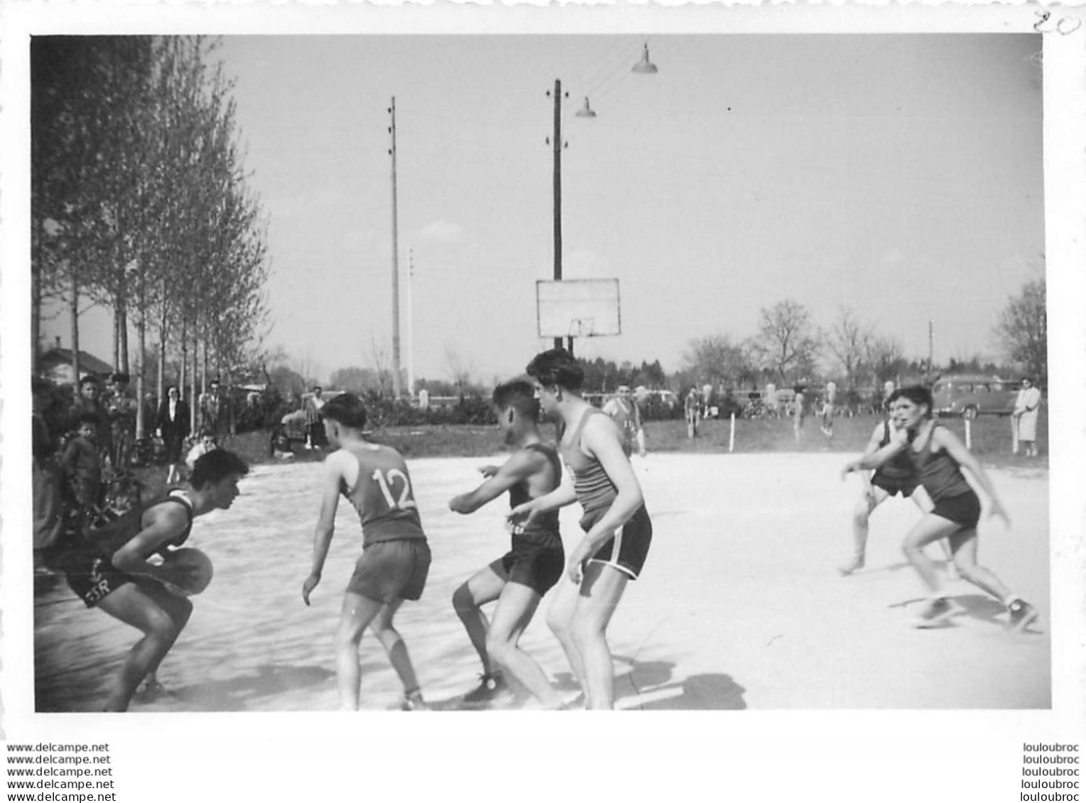 MATCH DE BASKETBALL BASKET LES ABRETS ISERE PHOTO ORIGINALE  12 X 8 CM CACHET PHOTOGRAPHE AU VERSO - Sporten