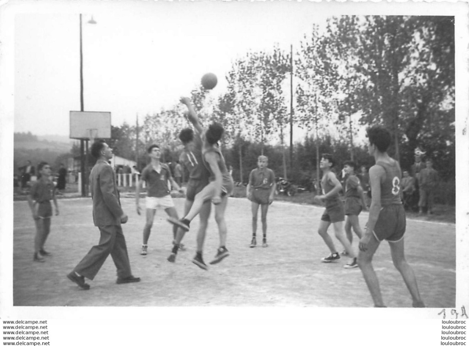 MATCH DE BASKETBALL BASKET LES ABRETS ISERE PHOTO ORIGINALE  12 X 8 CM CACHET PHOTOGRAPHE AU VERSO - Sporten