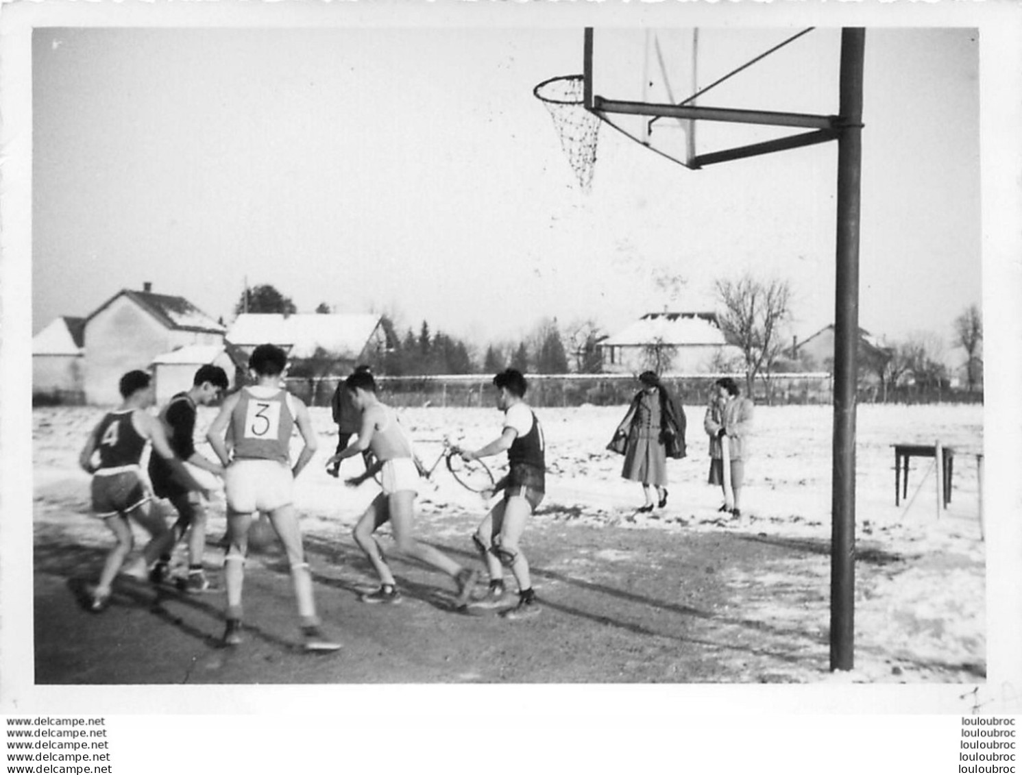 MATCH DE BASKETBALL BASKET LES ABRETS ISERE PHOTO ORIGINALE  12 X 8 CM CACHET PHOTOGRAPHE AU VERSO - Sports