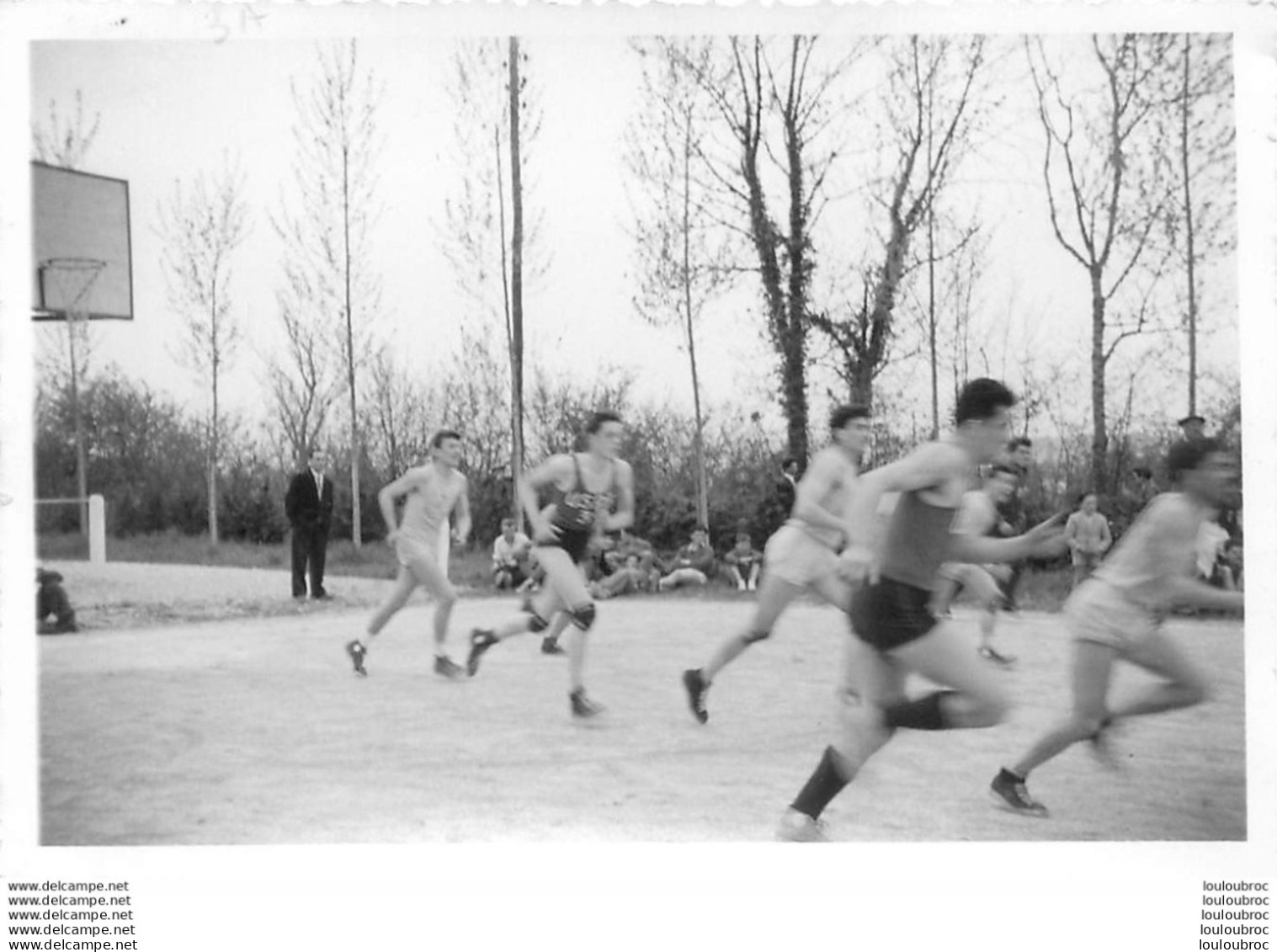 MATCH DE BASKETBALL BASKET LES ABRETS ISERE PHOTO ORIGINALE  12 X 8 CM CACHET PHOTOGRAPHE AU VERSO - Sporten